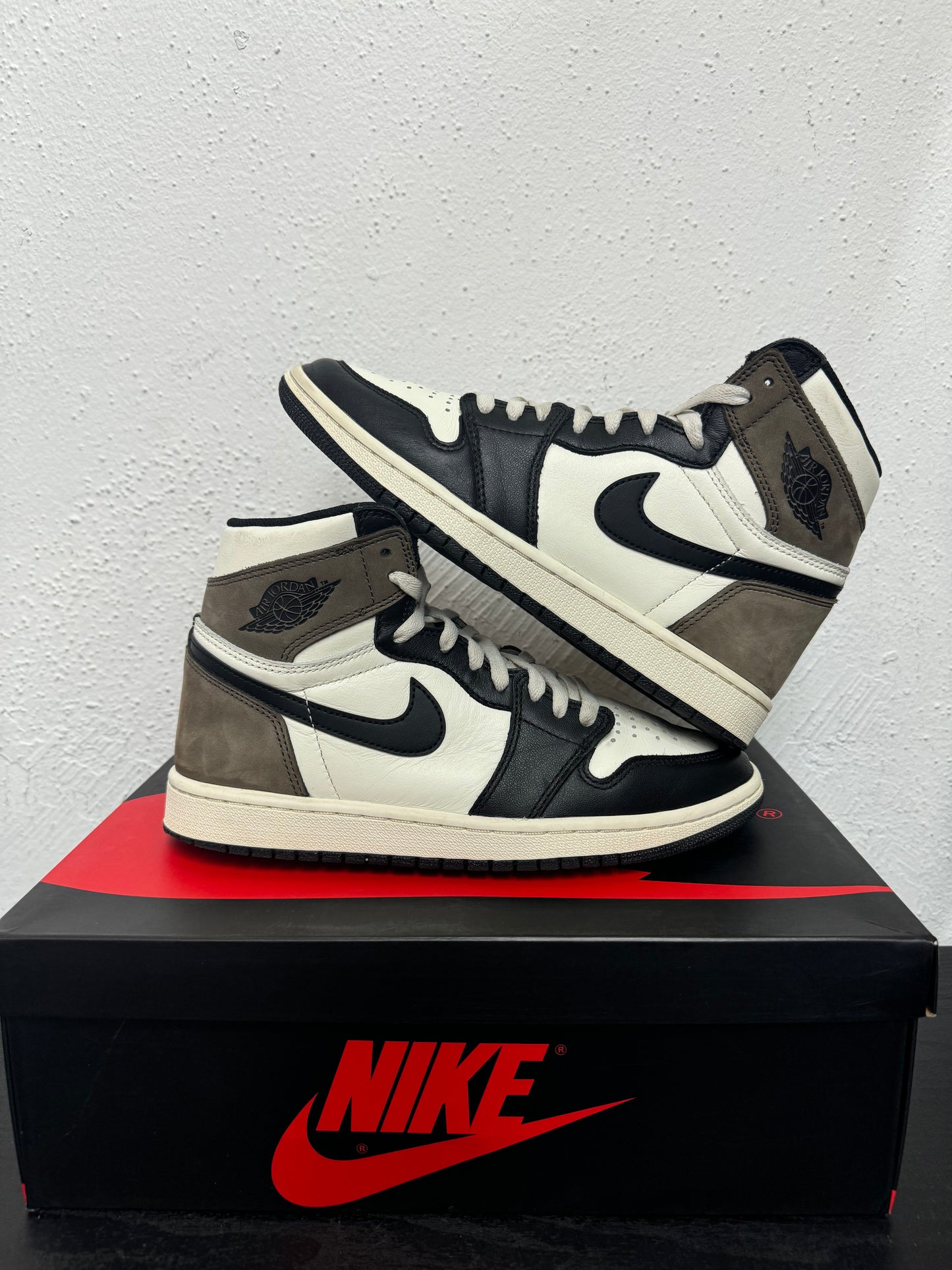 JORDAN 1 MOCHA USED)