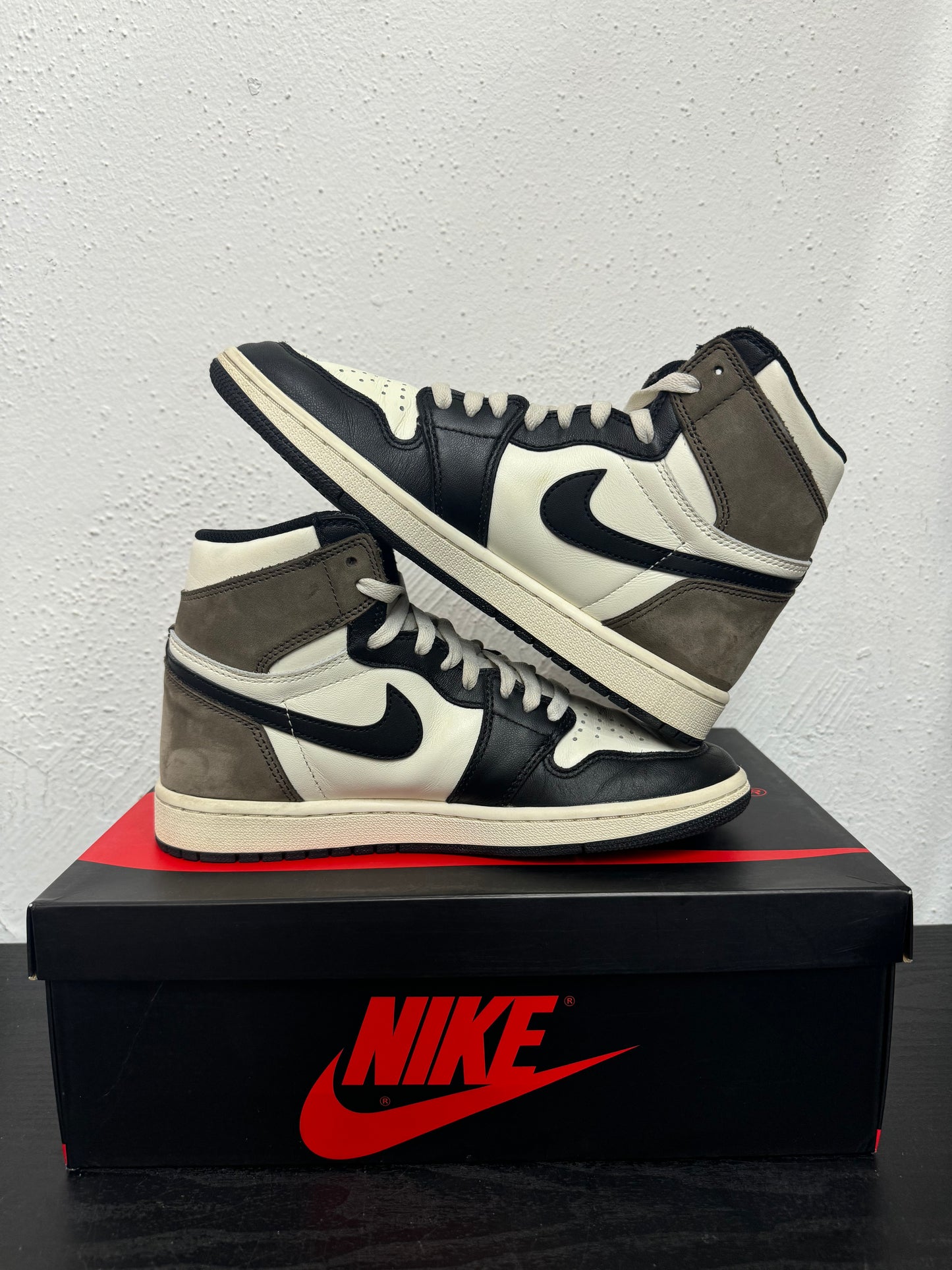JORDAN 1 MOCHA USED)