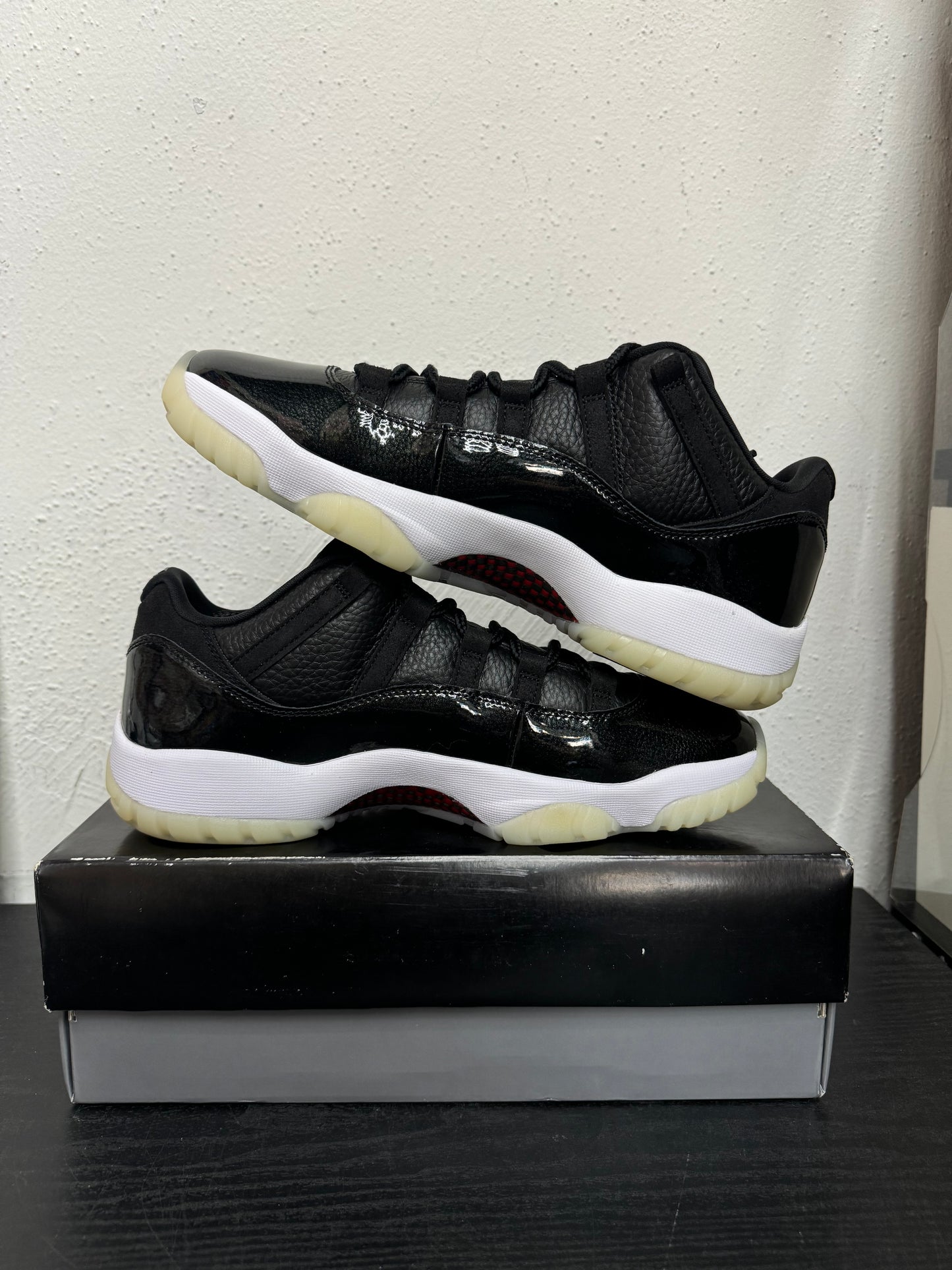 JORDAN 11 LOW 72-10