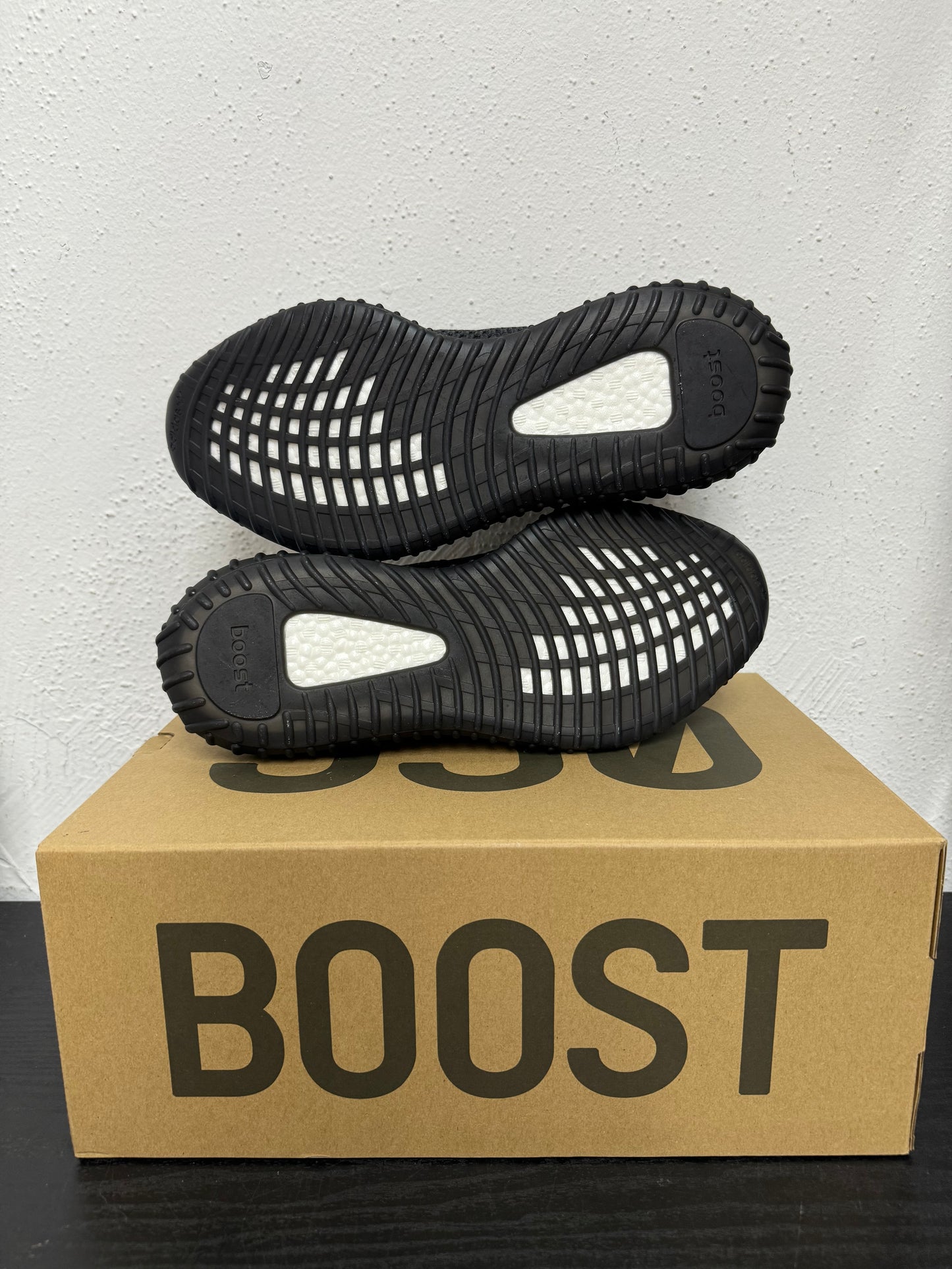 YEEZY 350 TRIPLE BLACK (NON REFLECTIVE)