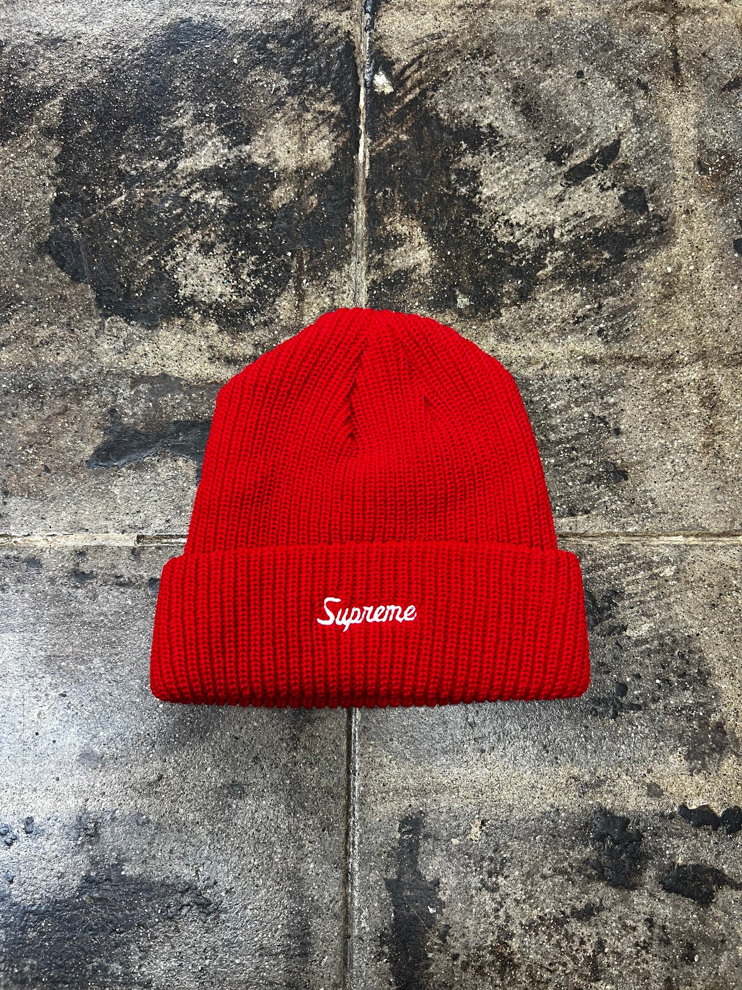 RED SUPREME LOOSE GAUGE BEANIE