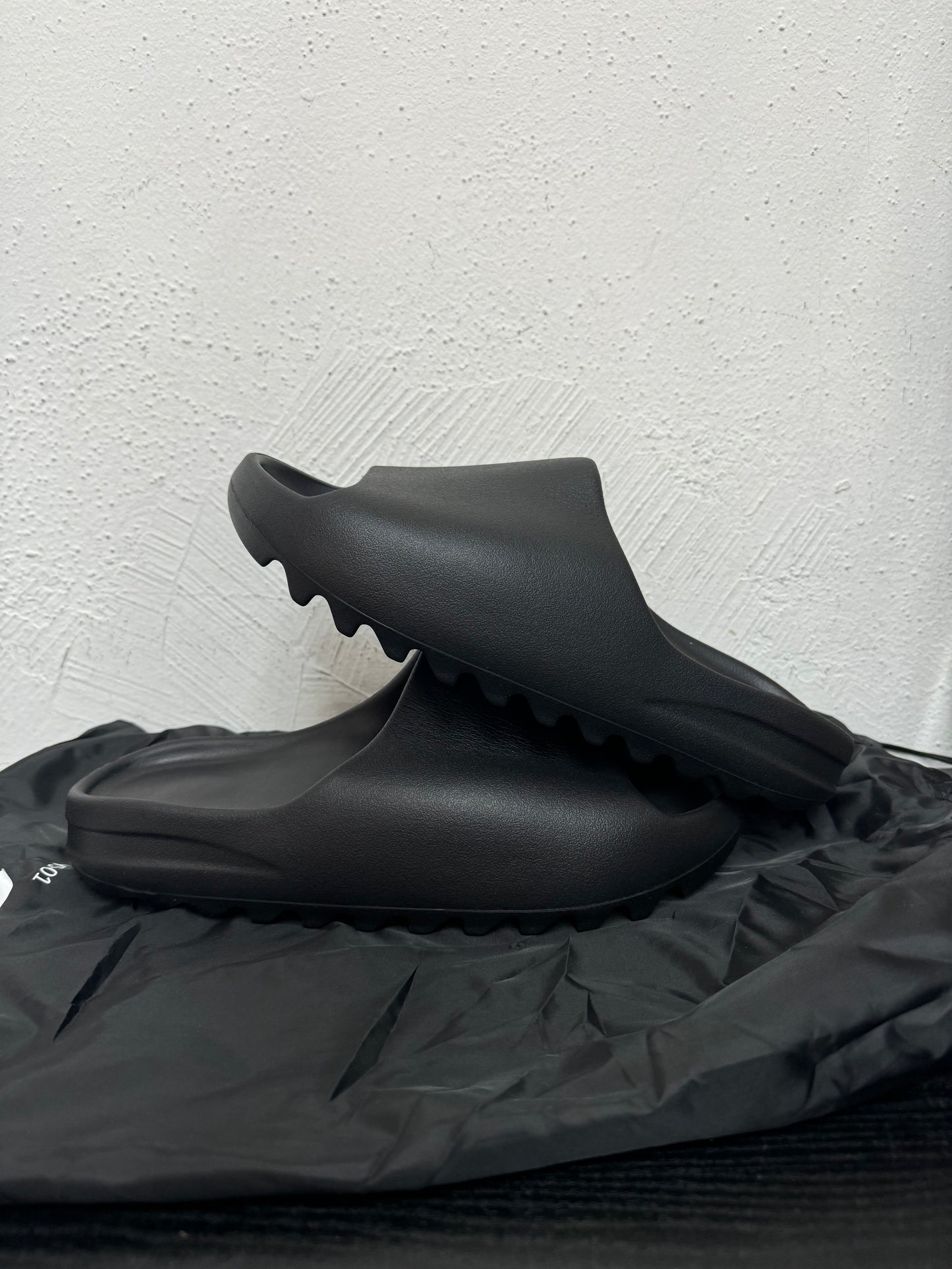 YZY YS-01 BLACK SLIDE