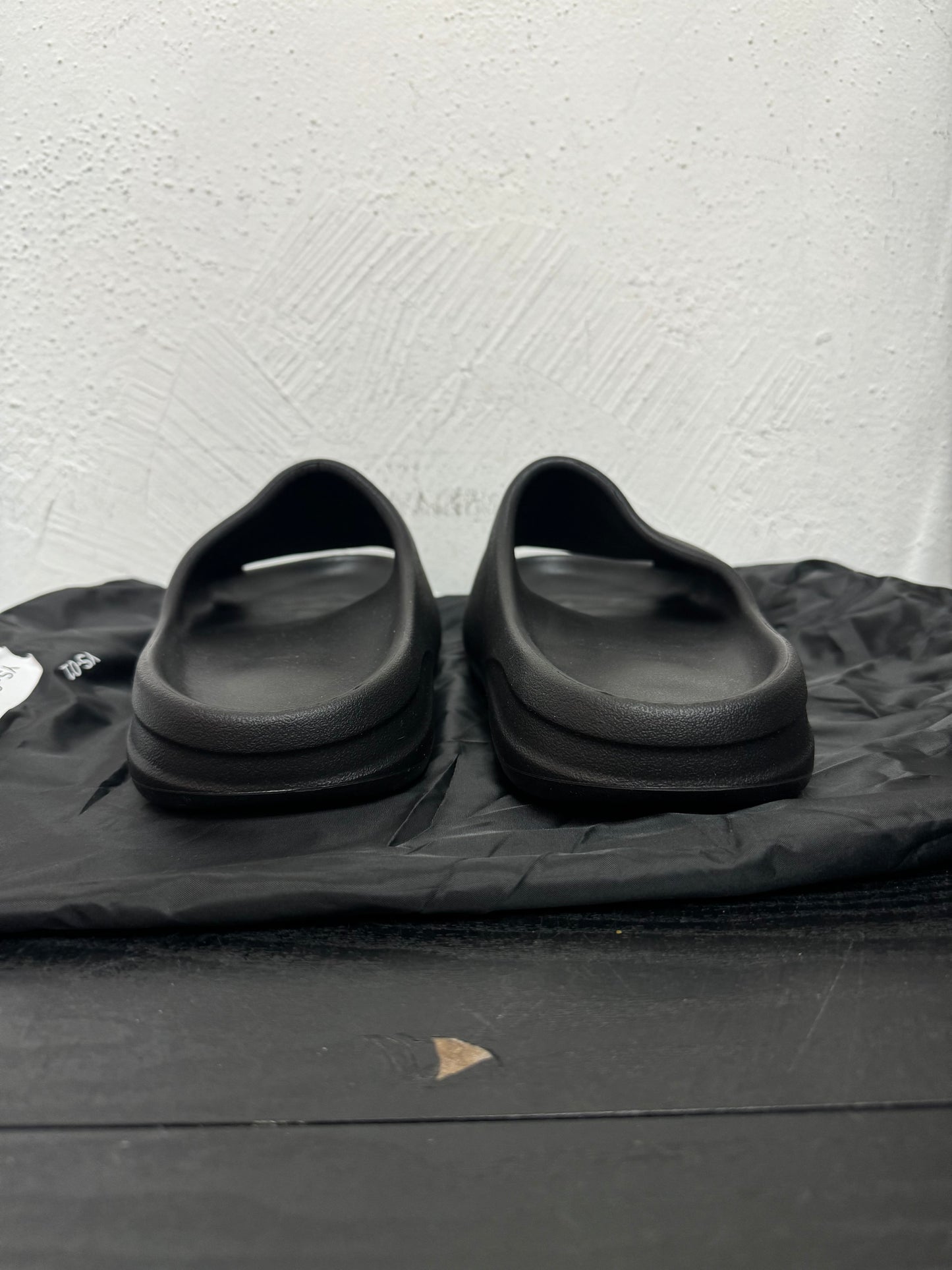 YZY YS-01 BLACK SLIDE