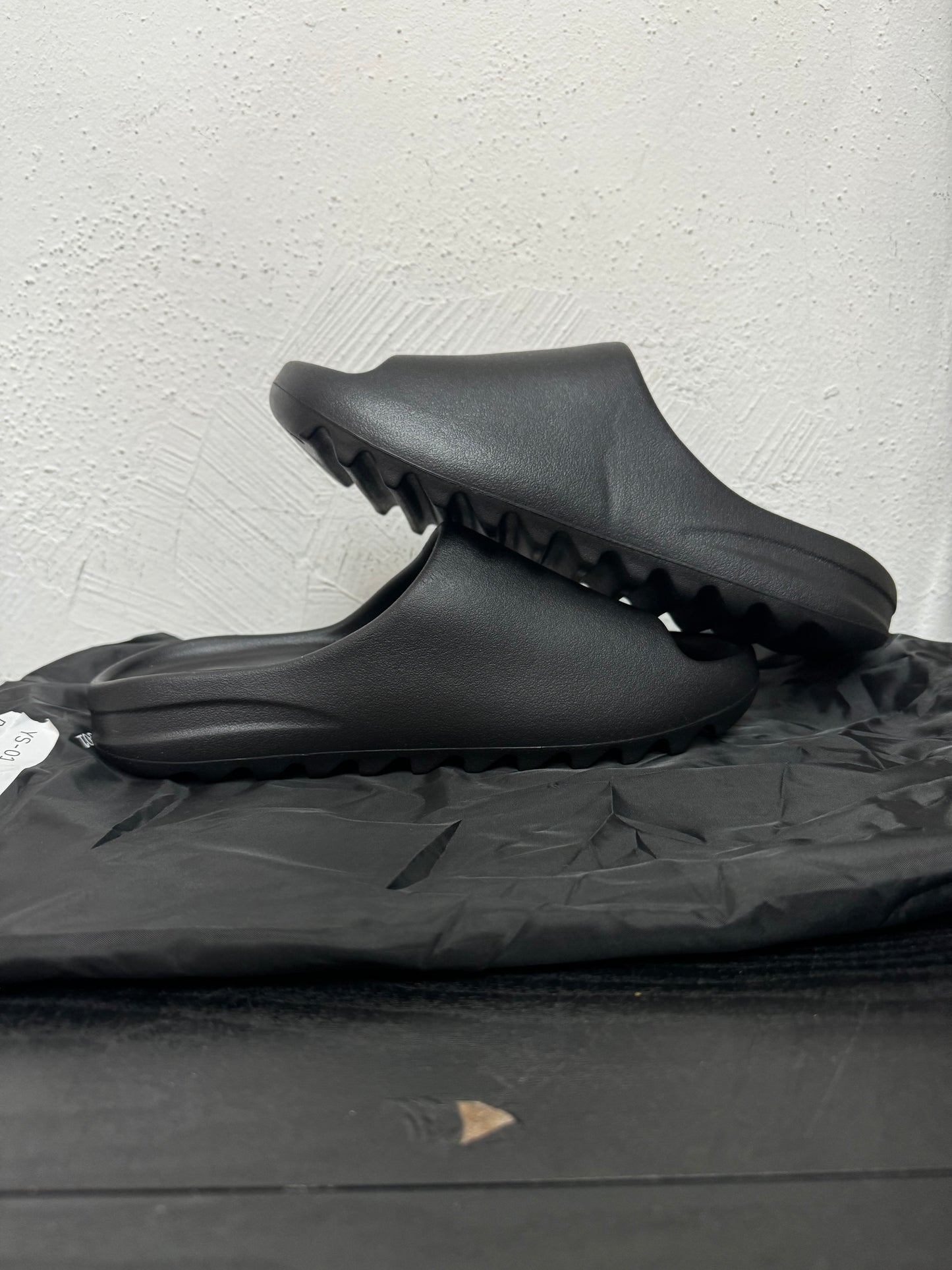 YZY YS-01 BLACK SLIDE