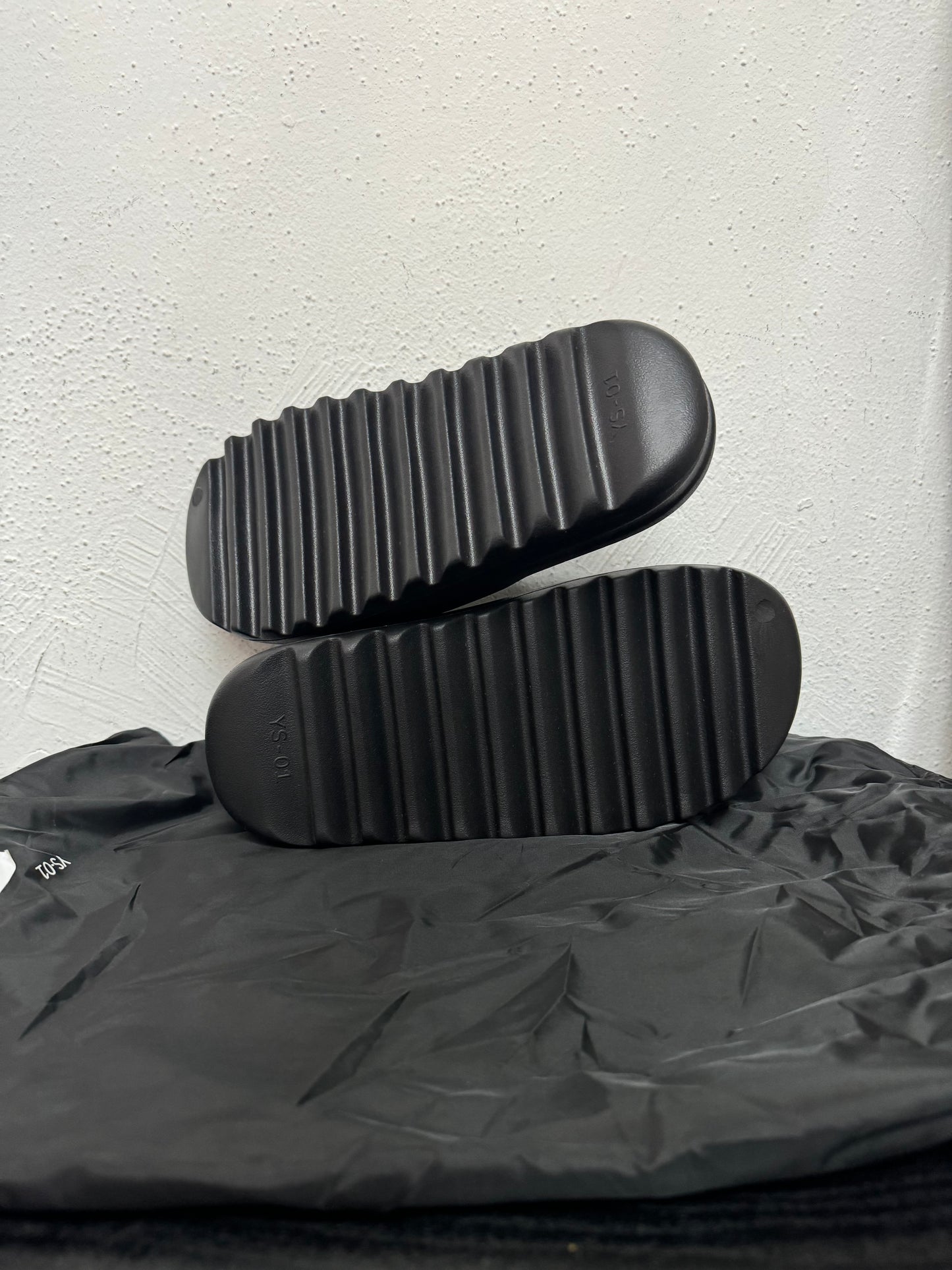 YZY YS-01 BLACK SLIDE