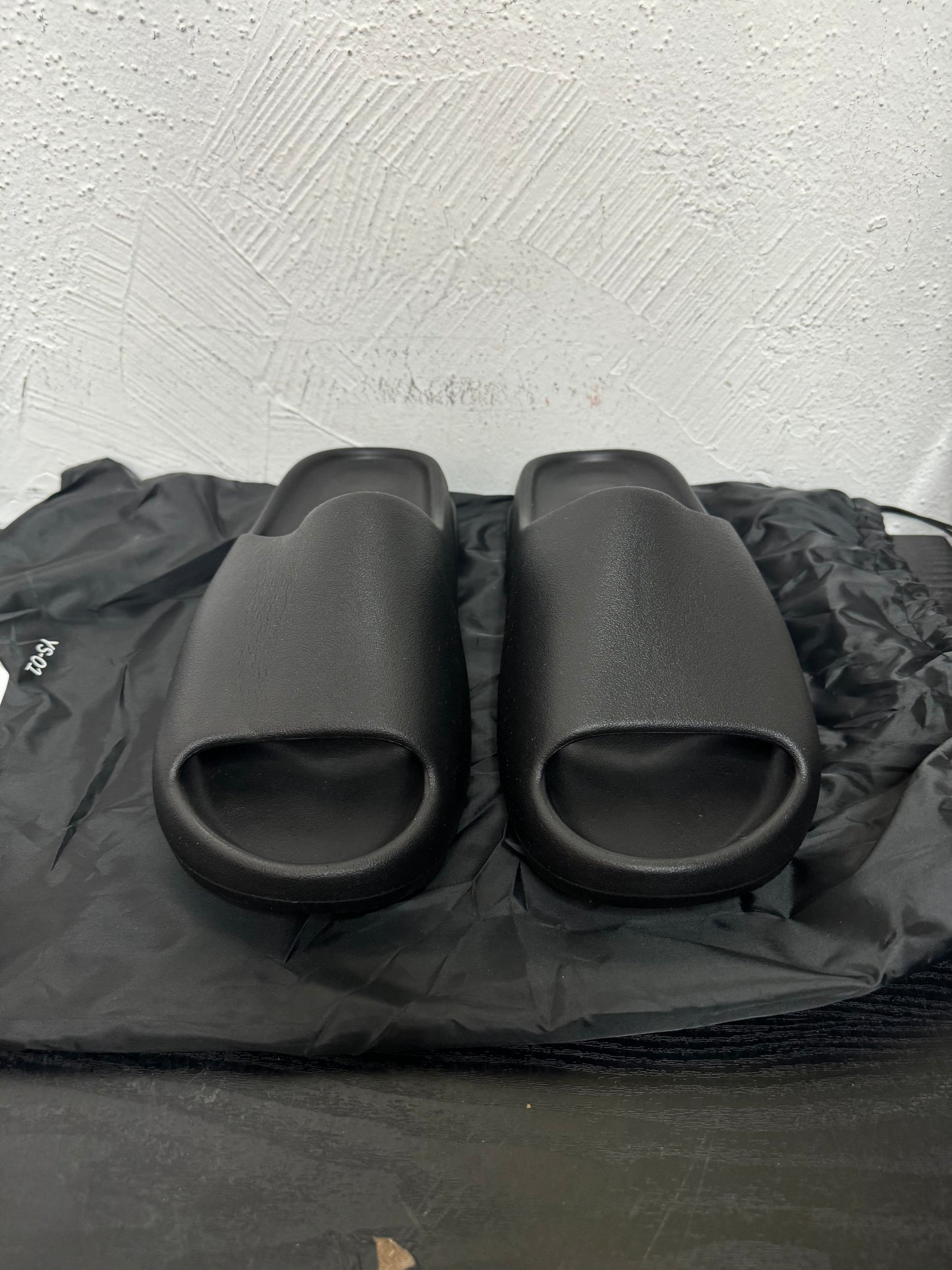 YZY YS-01 BLACK SLIDE