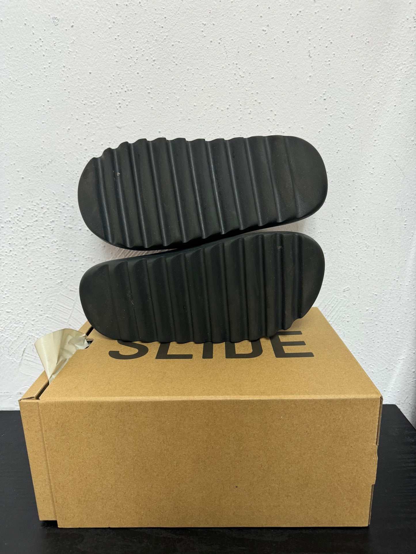 YEEZY SLIDE DARK ONYX (USED)