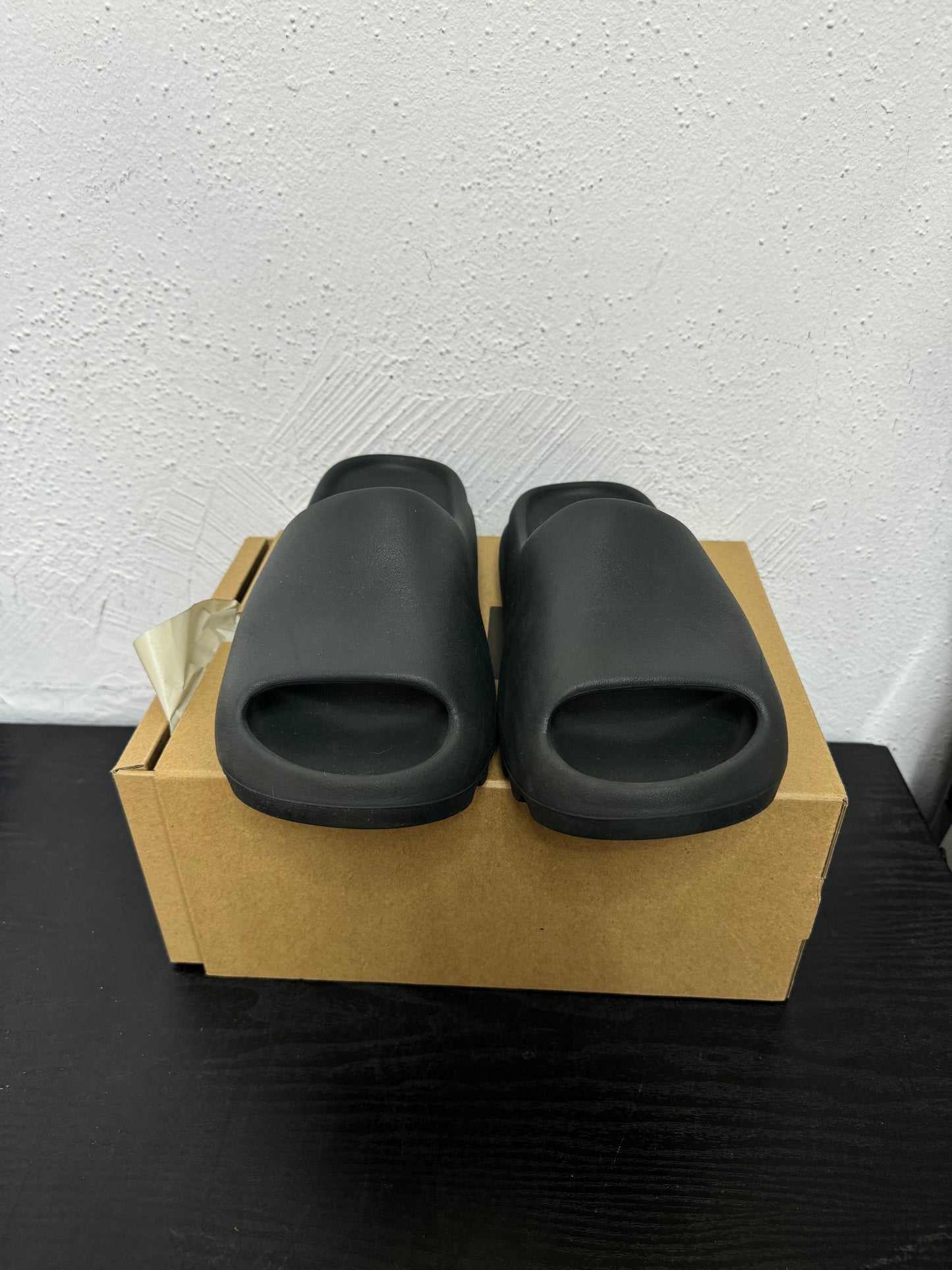 YEEZY SLIDE DARK ONYX (USED)