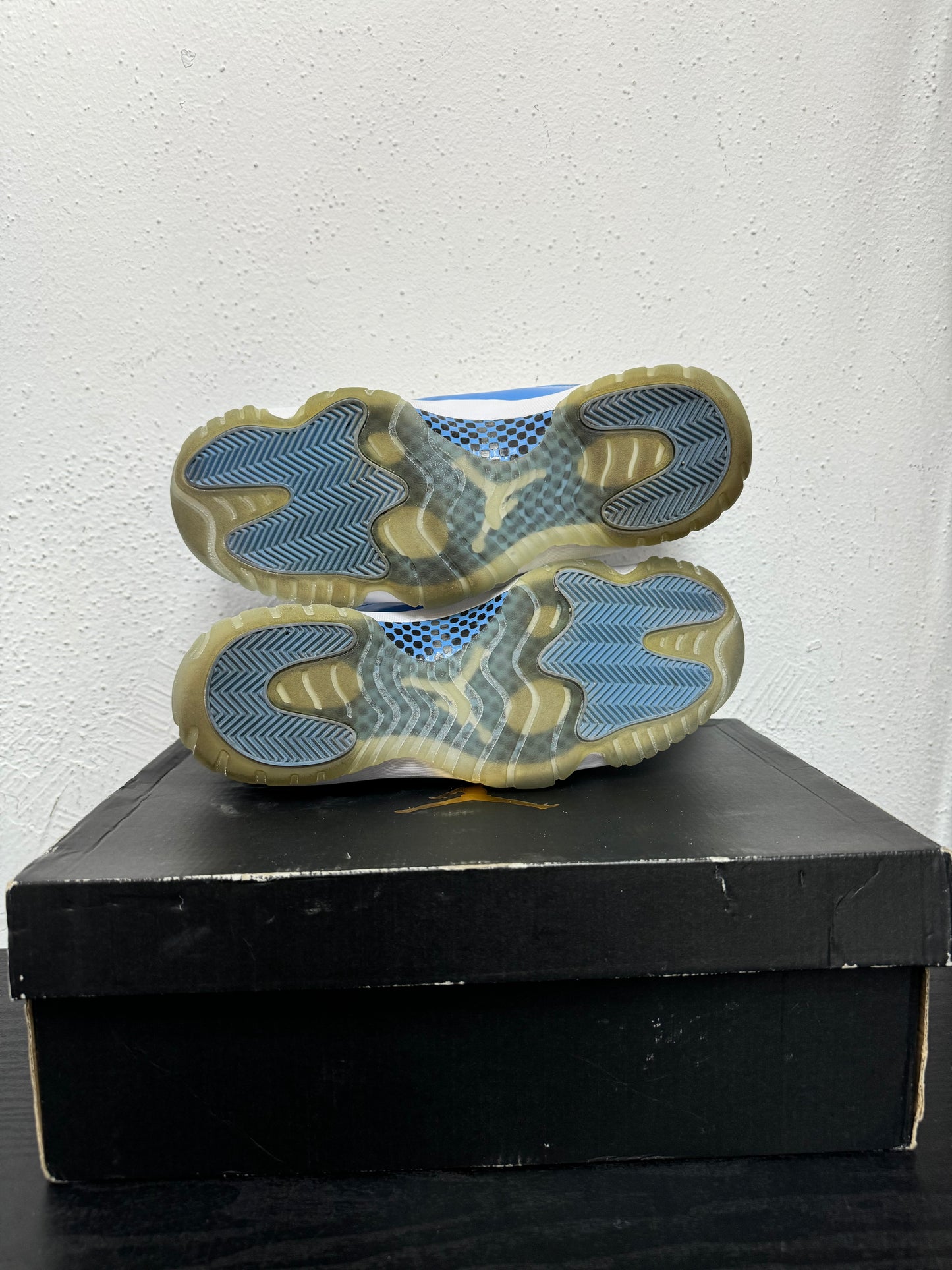 JORDAN 11 LOW UNIVERSITY BLUE (USED)