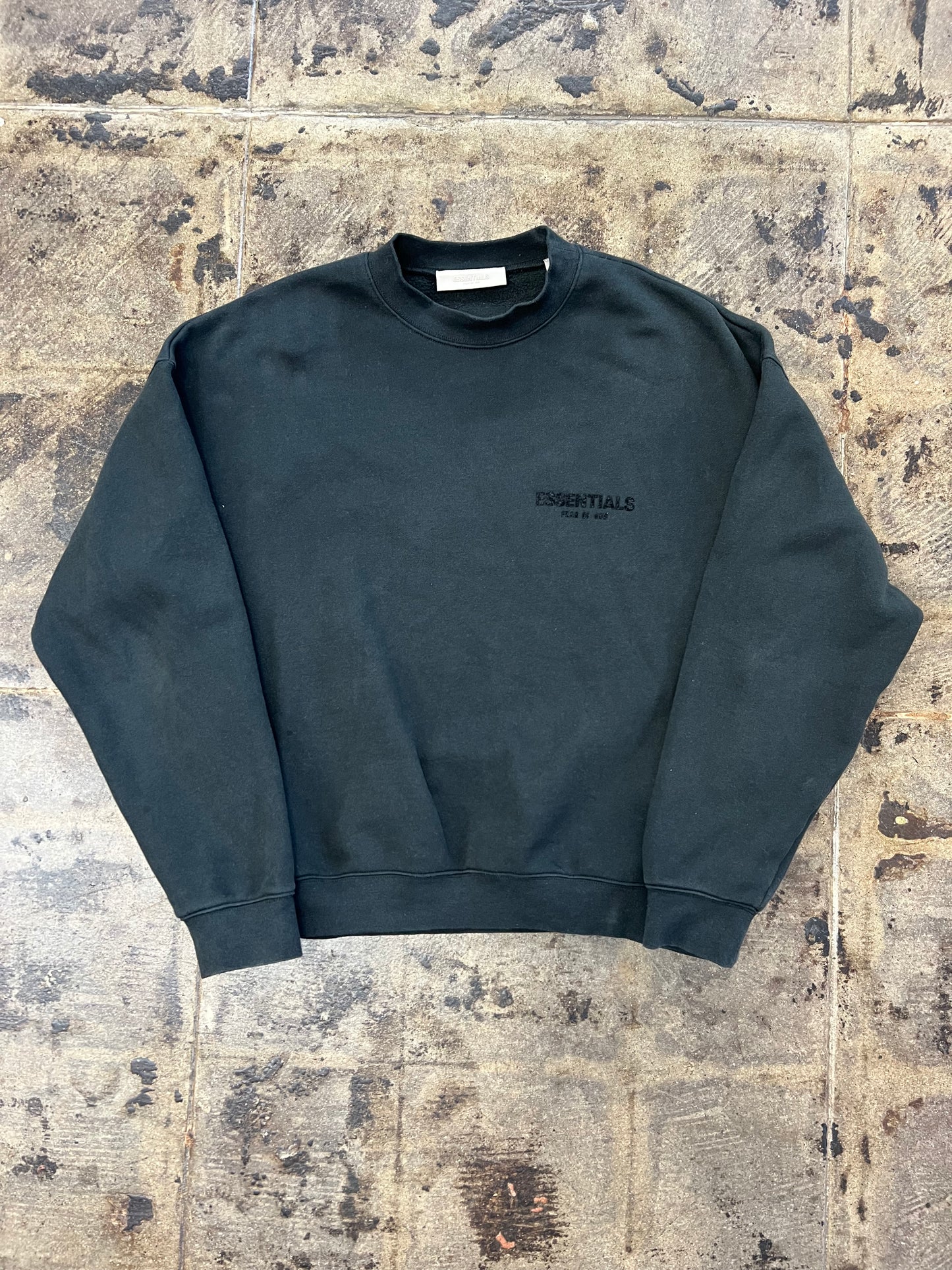 BLACK ESSENTIALS CREWNECK