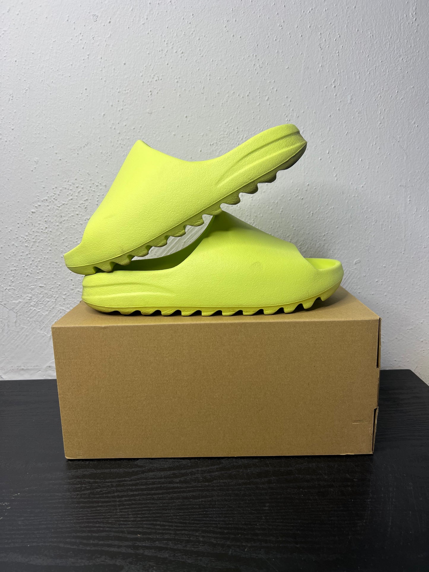 YEEZY SLIDE GLOW (USED)