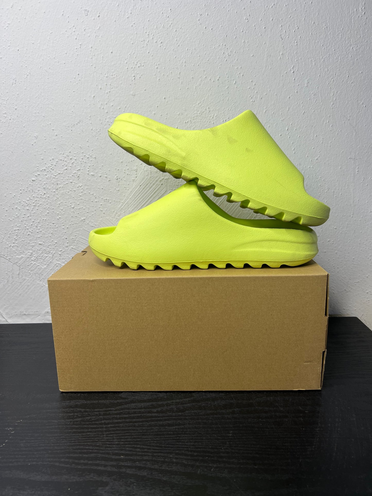 YEEZY SLIDE GLOW (USED)