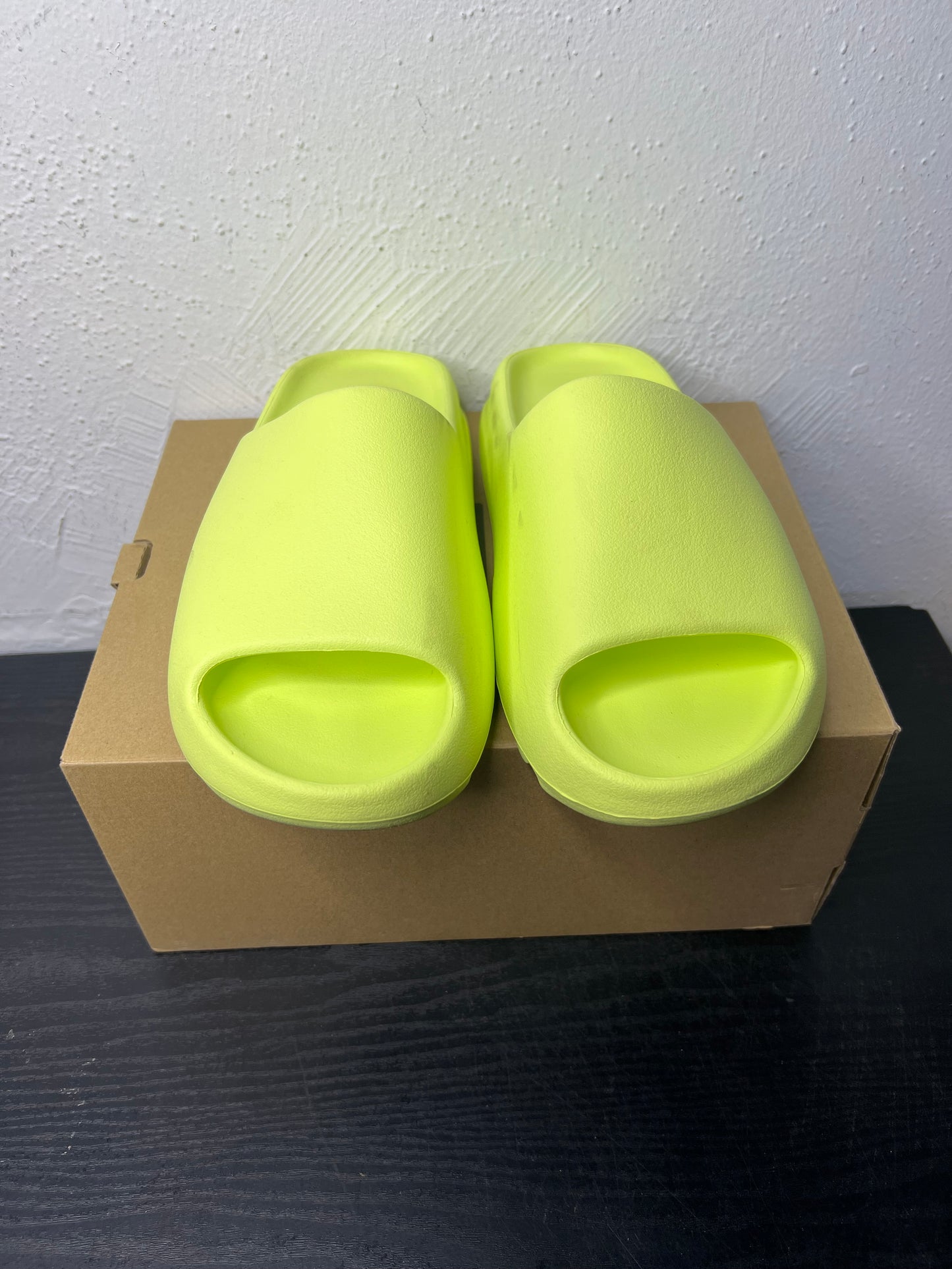 YEEZY SLIDE GLOW (USED)
