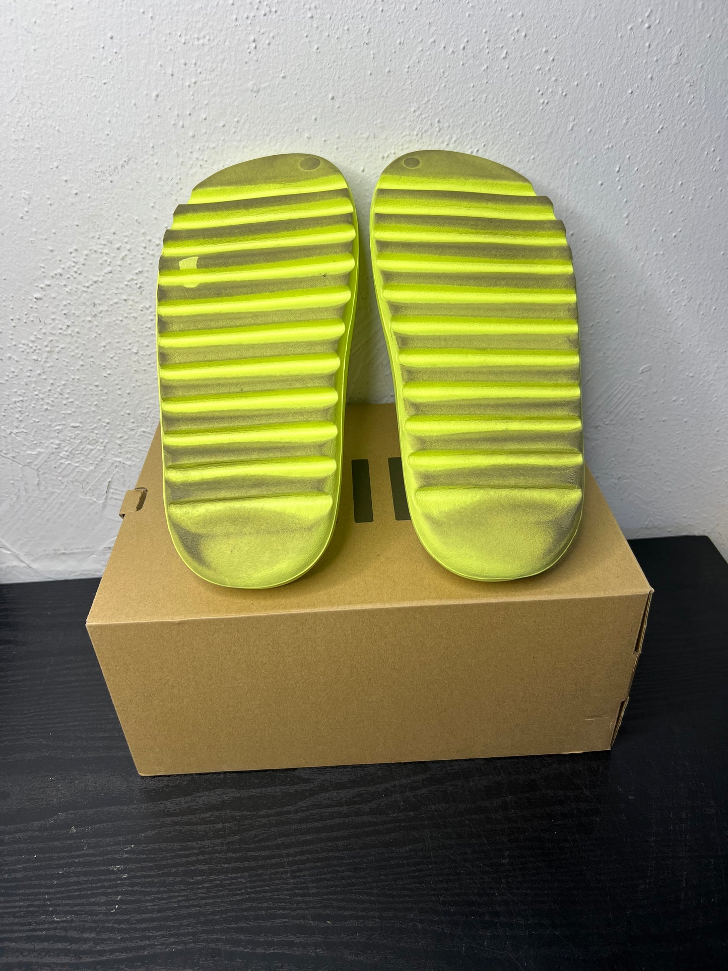 YEEZY SLIDE GLOW (USED)