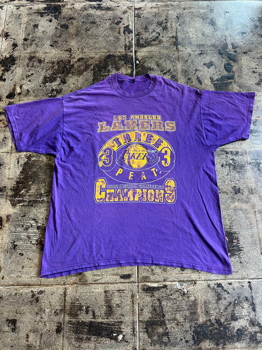 LA LAKERS 3 PEAT CHAMPIONS TEE
