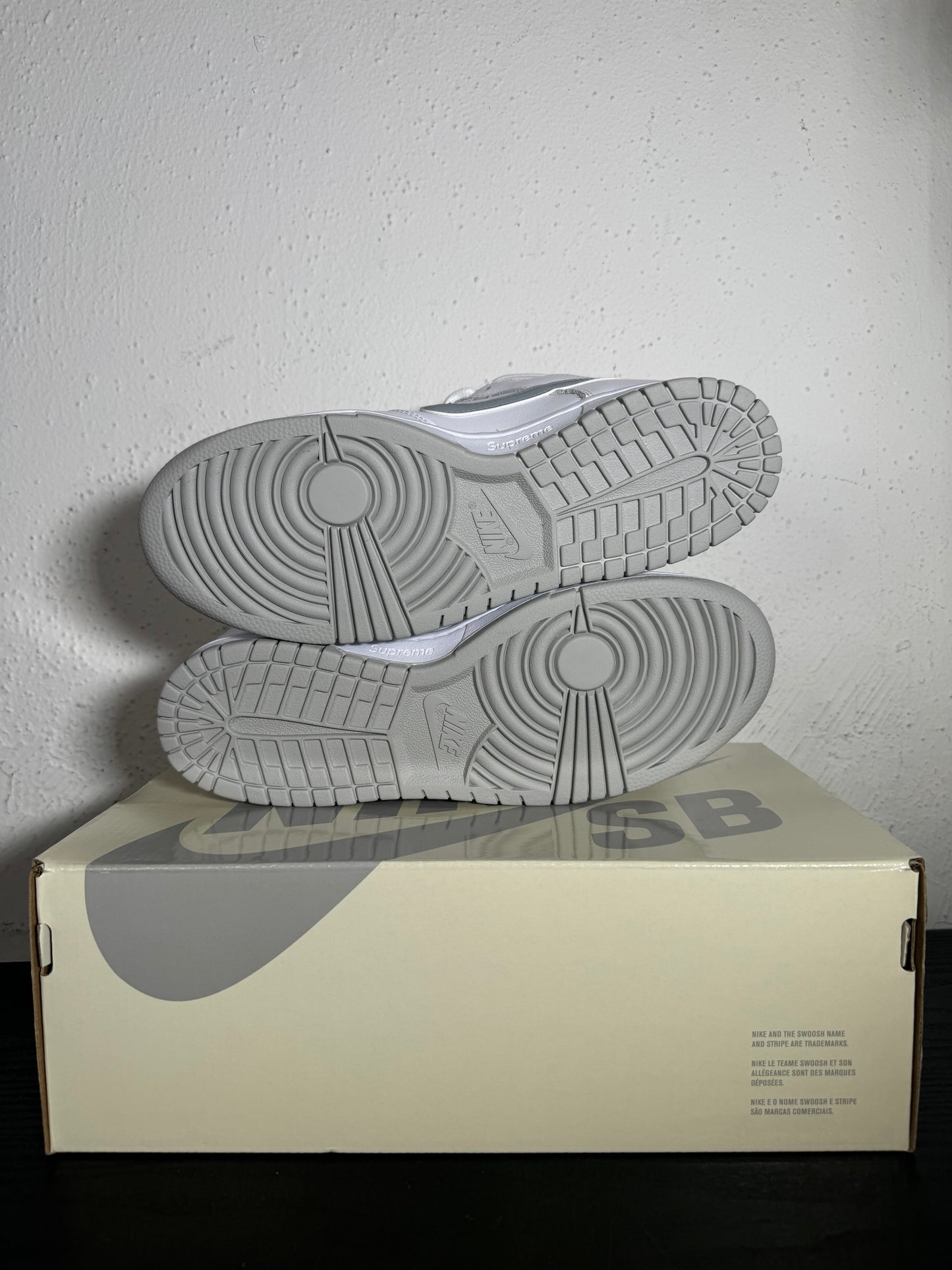 DUNK LOW SB SUPREME 94 WHITE/SILVER