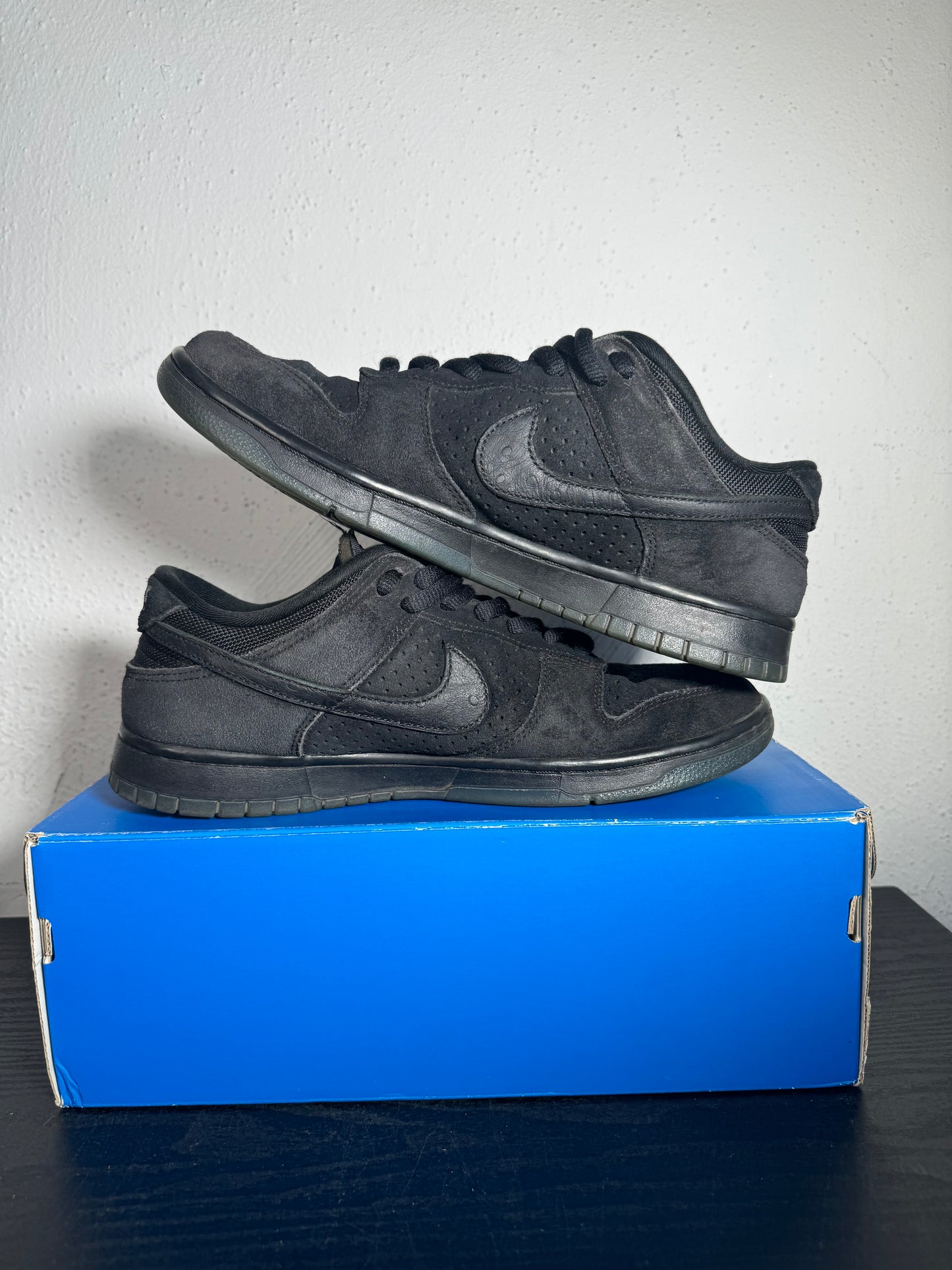 DUNK LOW UNDEFEATED 5 ON IT (USED