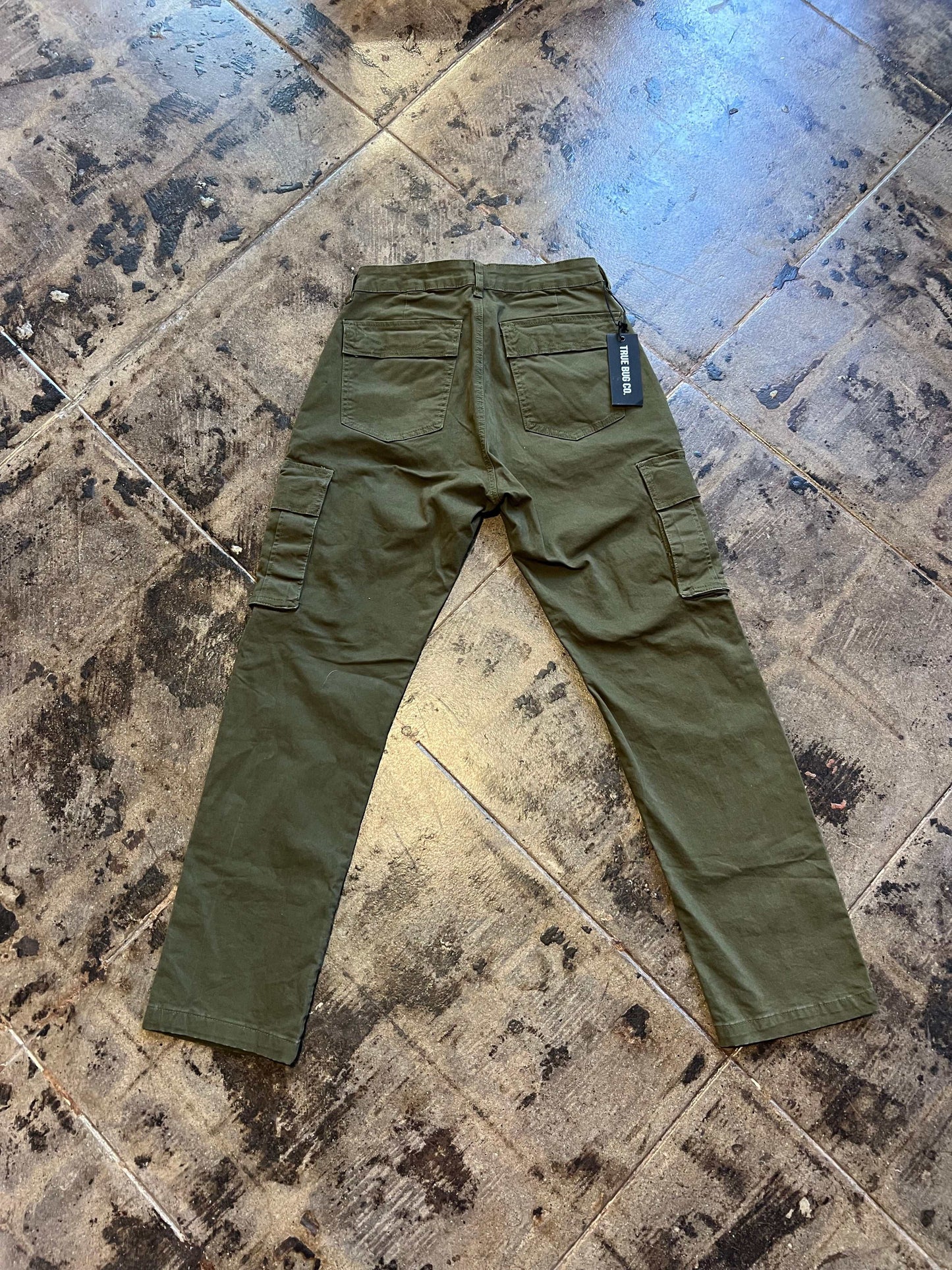 OLIVE GREEN TRUE BUG CARGO PANTS SZ: 30 X 30