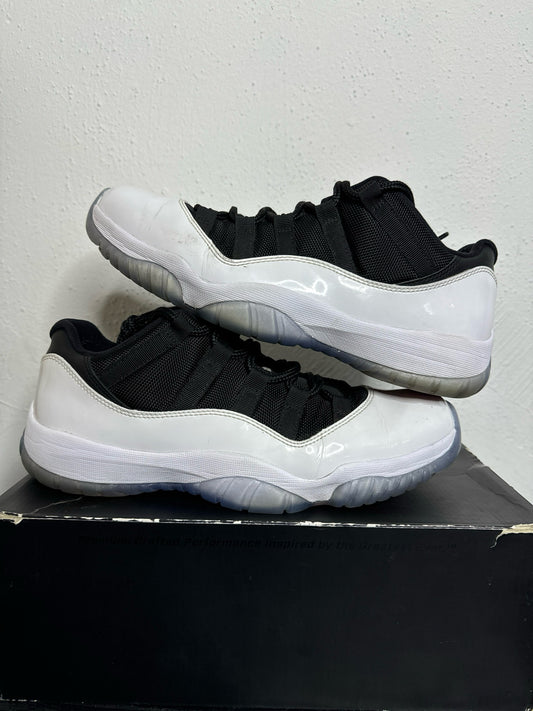 JORDAN 11 LOW TUXEDO (USED) / 9