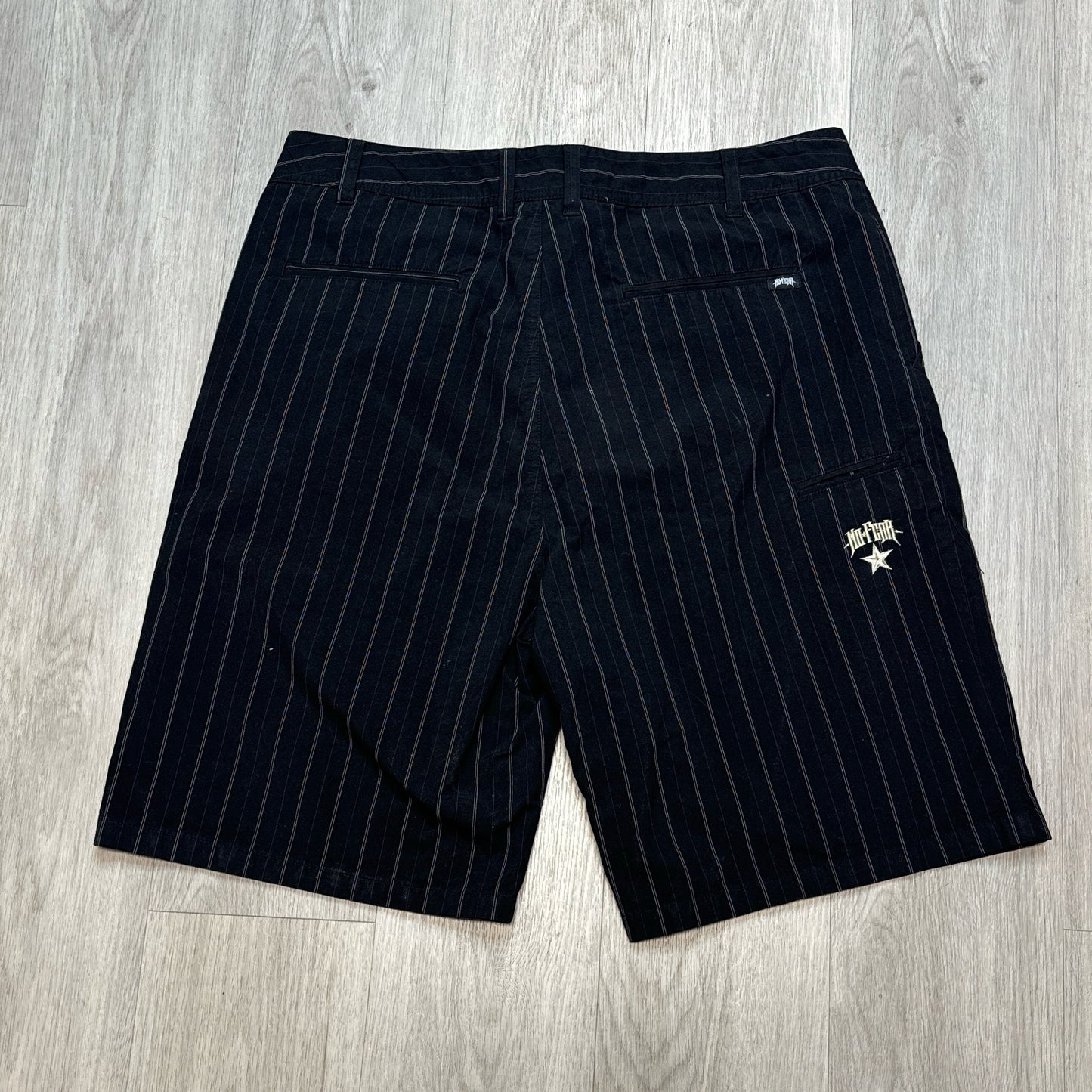 NO FEAR STRIP BLACK JORTS SIZE: 40