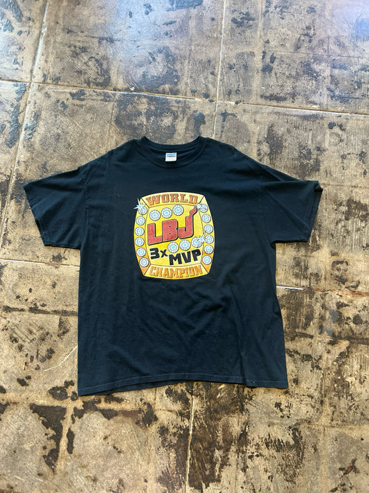 LEBRON JAMES 3 PEAT TEE SIZE: XL