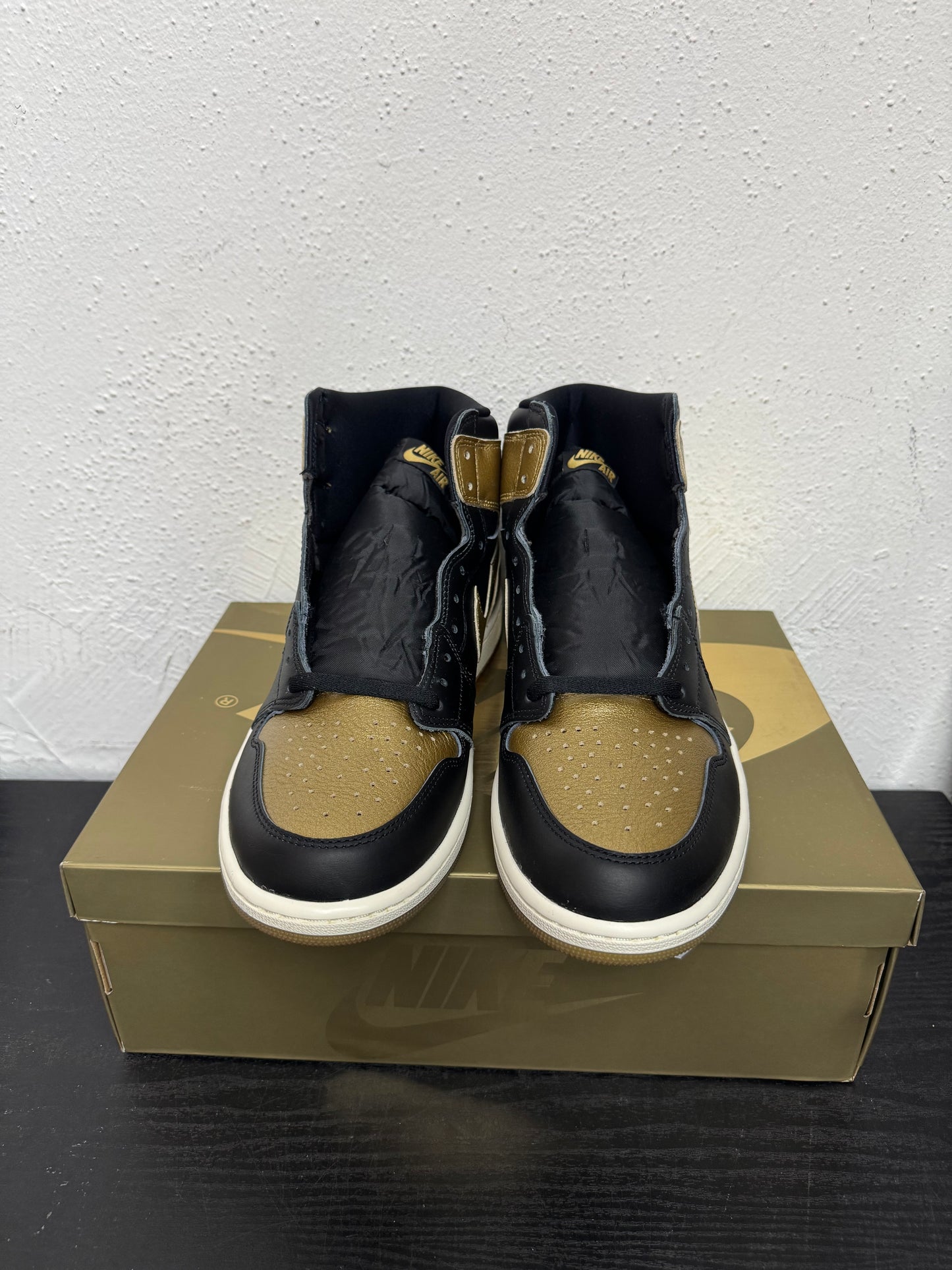 JORDAN 1 BLAKC METALLIC GOLD