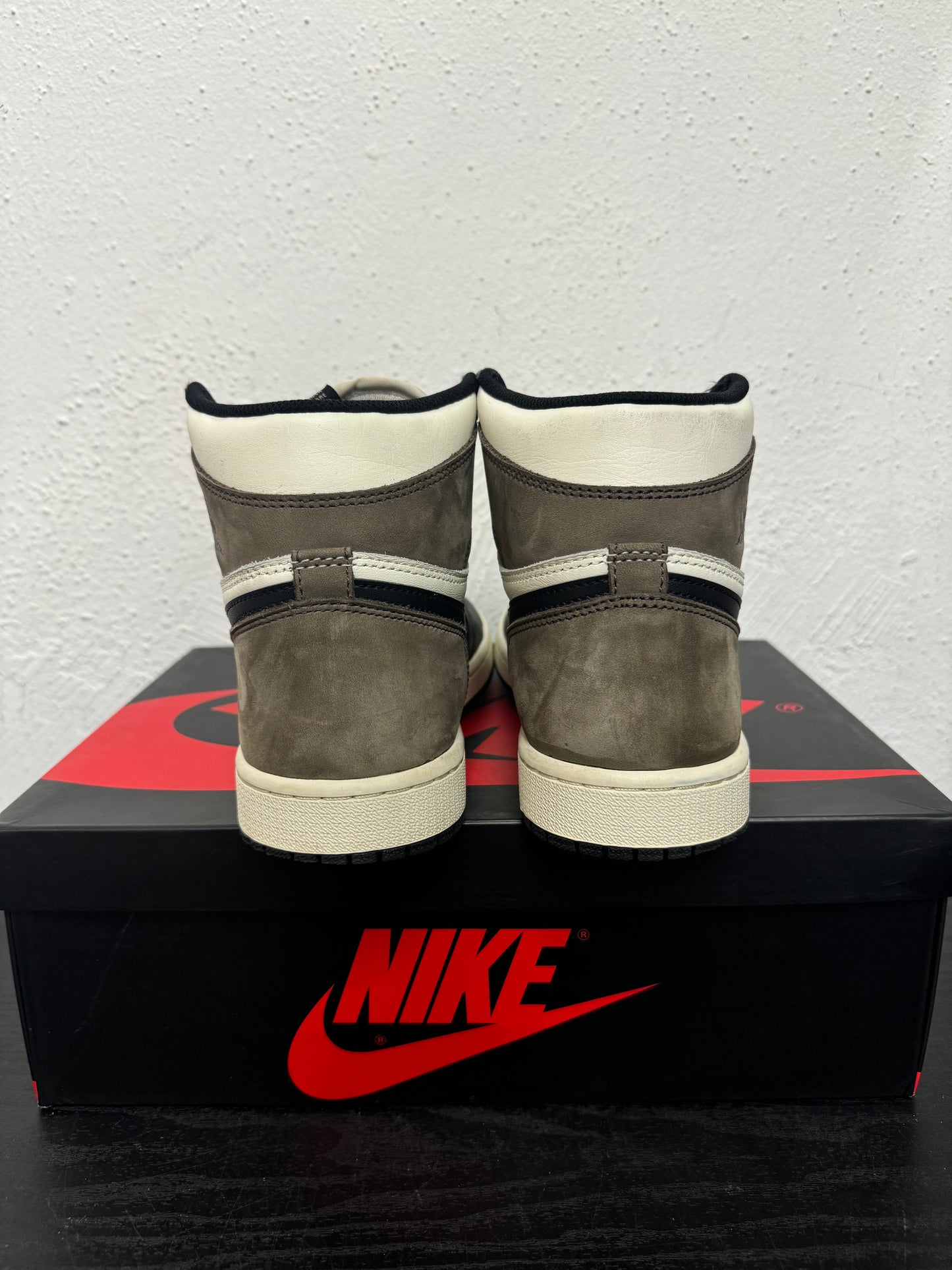 JORDAN 1 MOCHA USED)