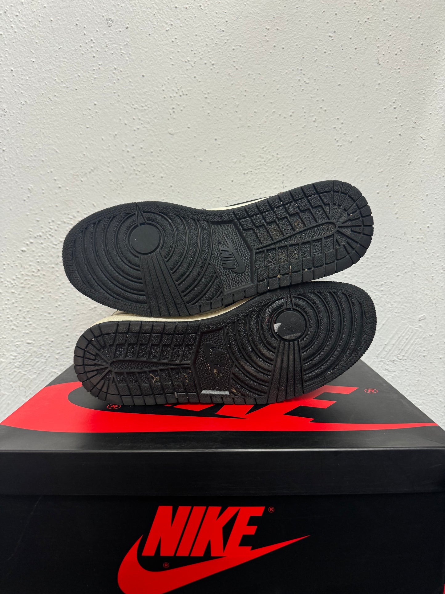 JORDAN 1 MOCHA USED)