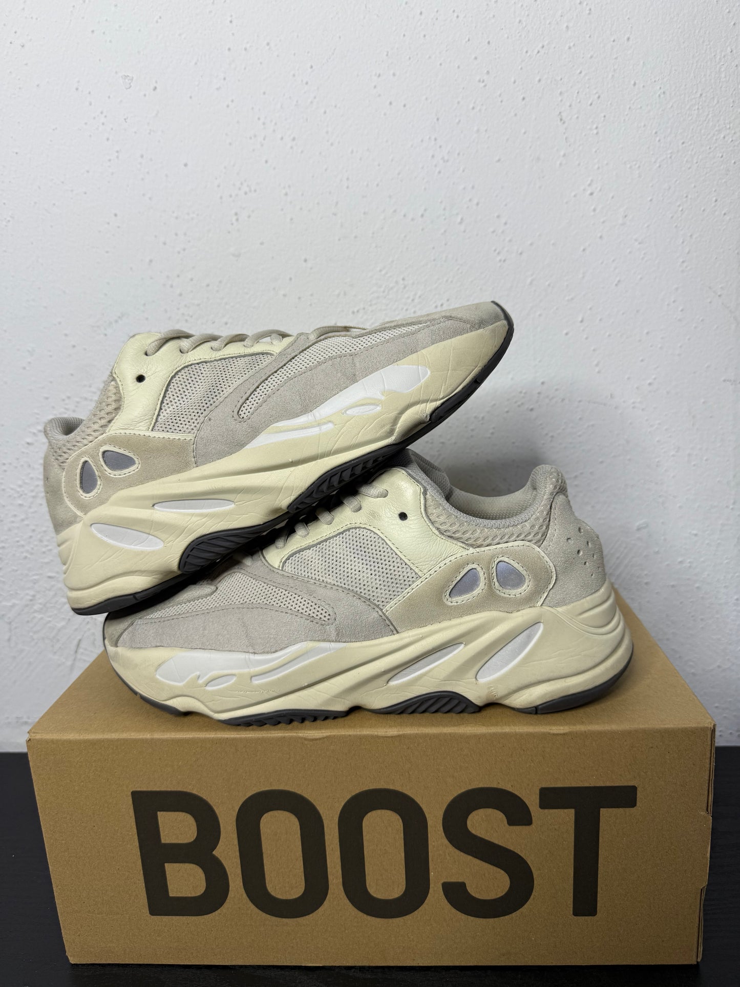 YEEZY 700 ANALOG (USED)