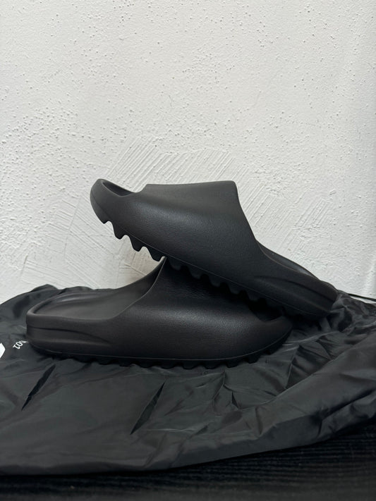 YZY YS-01 BLACK SLIDE