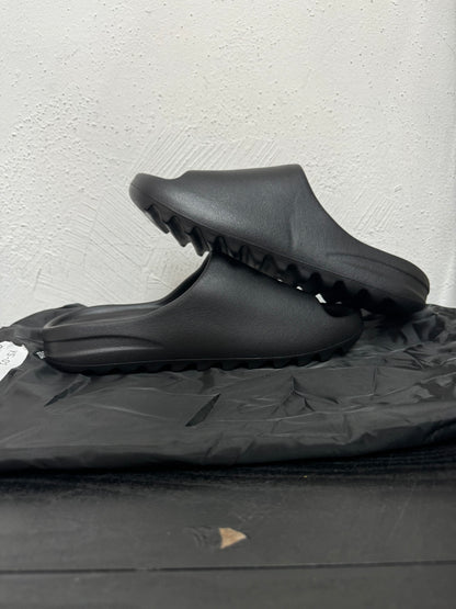 YZY YS-01 BLACK SLIDE