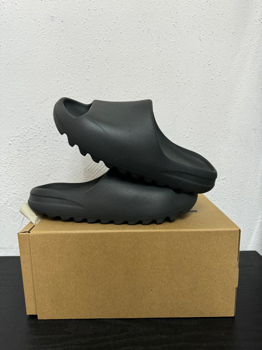 YEEZY SLIDE DARK ONYX (USED)