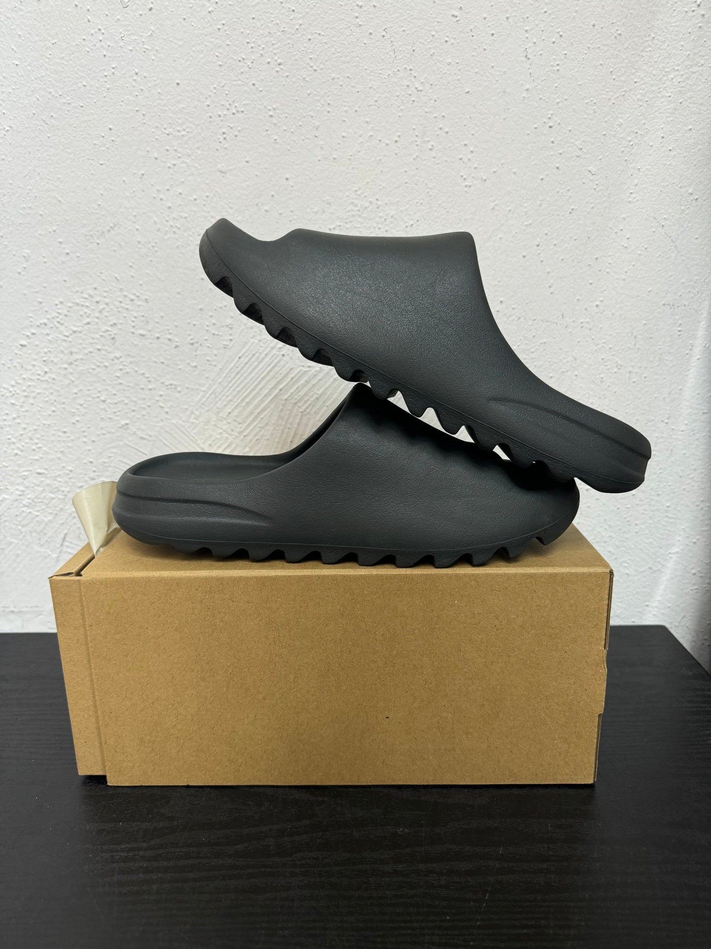 YEEZY SLIDE DARK ONYX (USED)