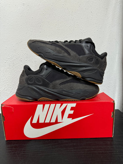 YEEZY 700 UTILITY BLACK (USED)