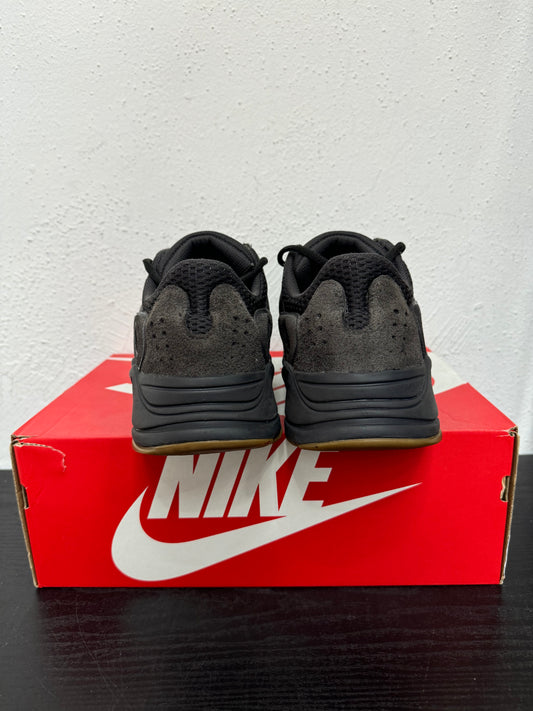 YEEZY 700 UTILITY BLACK (USED)