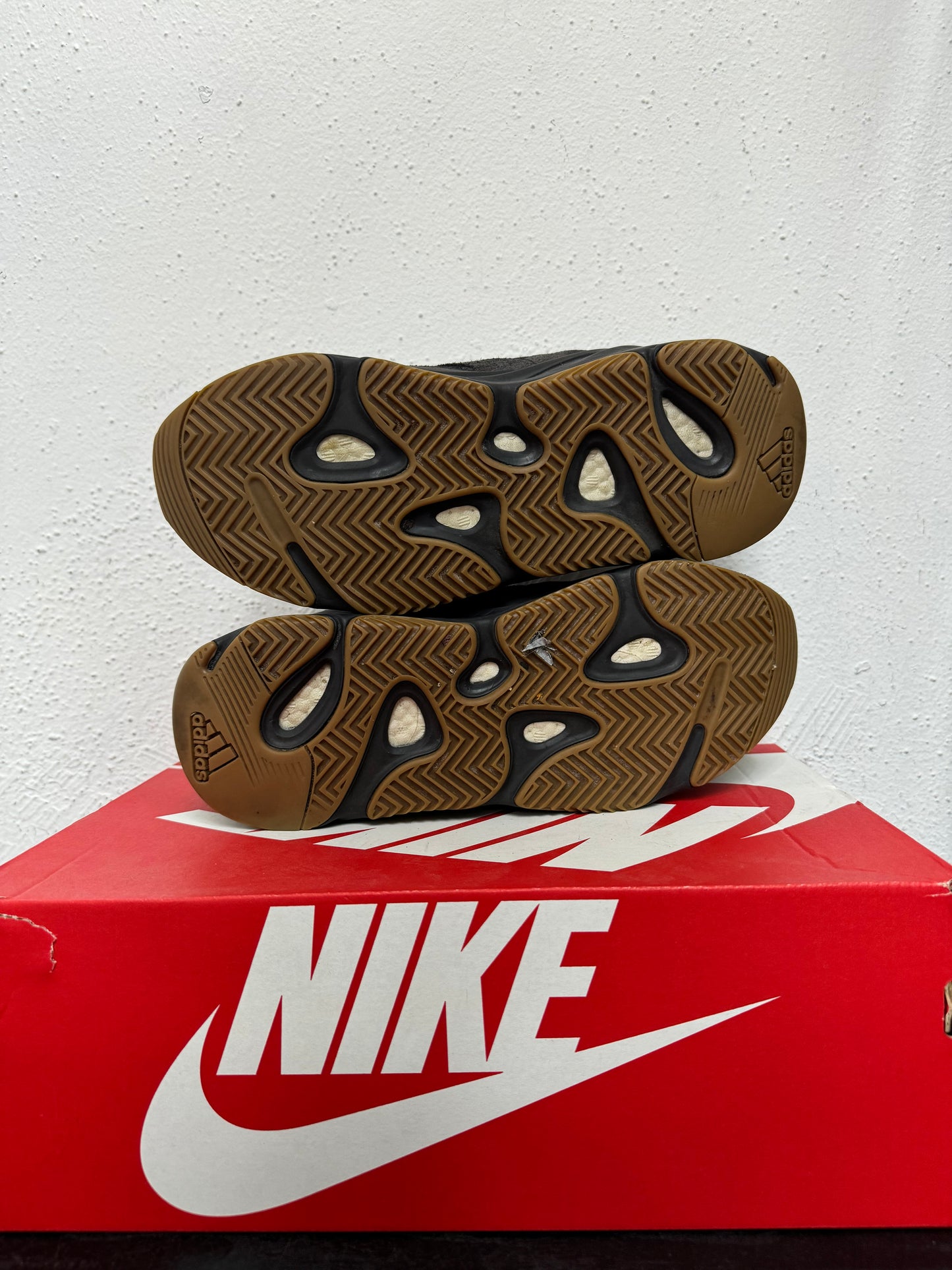 YEEZY 700 UTILITY BLACK (USED)