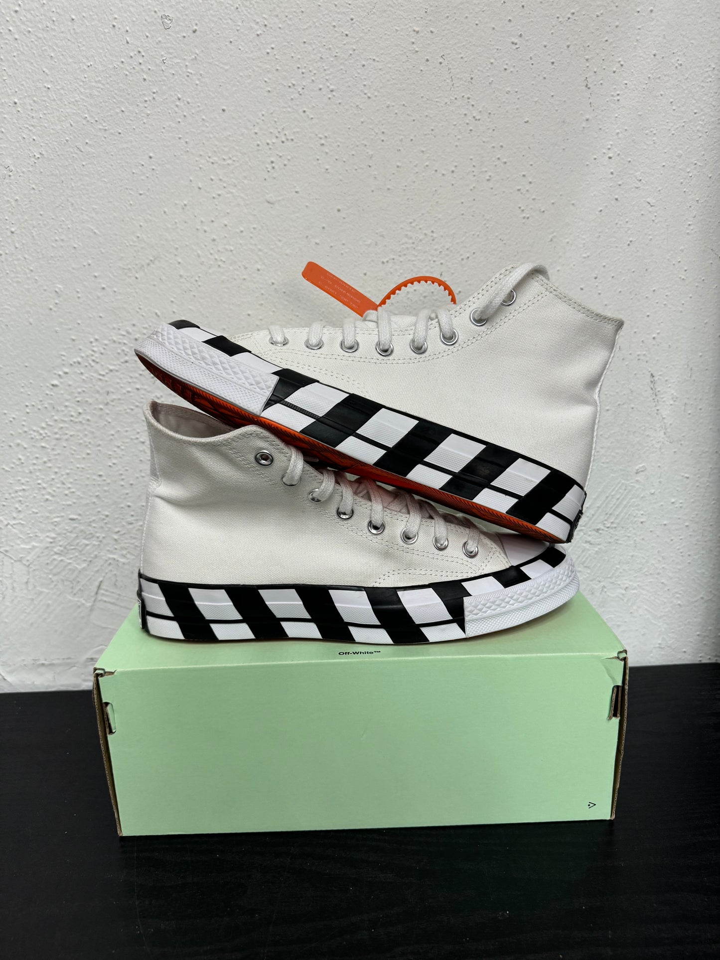 OFF WHITE CONVERSE CHUCK TAYLOR(USED)