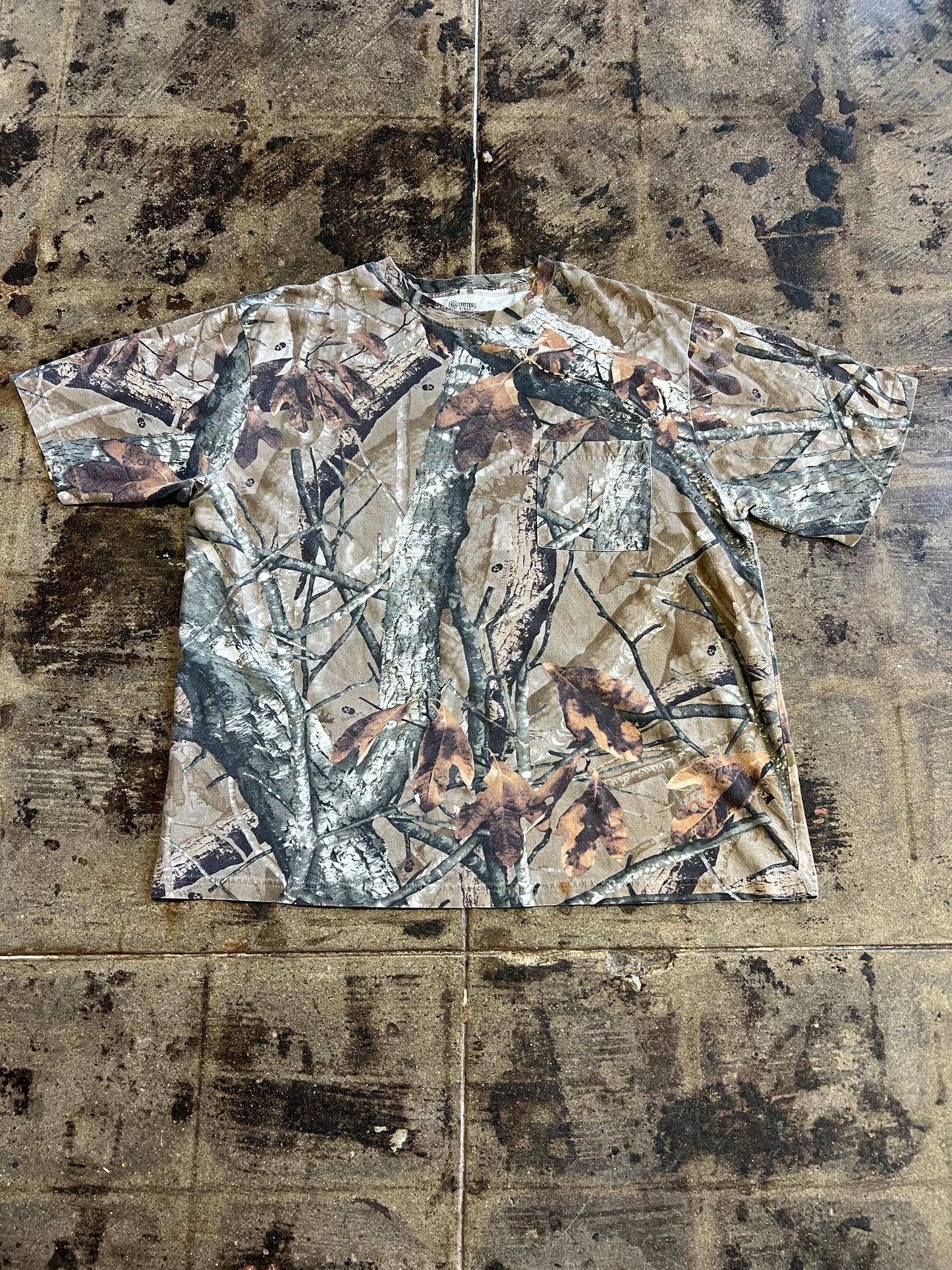 OUTFITTERS CAMO POCKET TEE