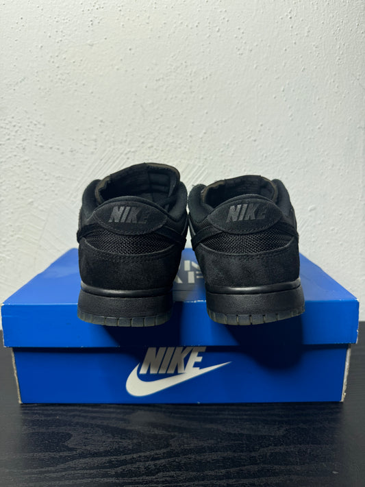 DUNK LOW UNDEFEATED 5 ON IT (USED)