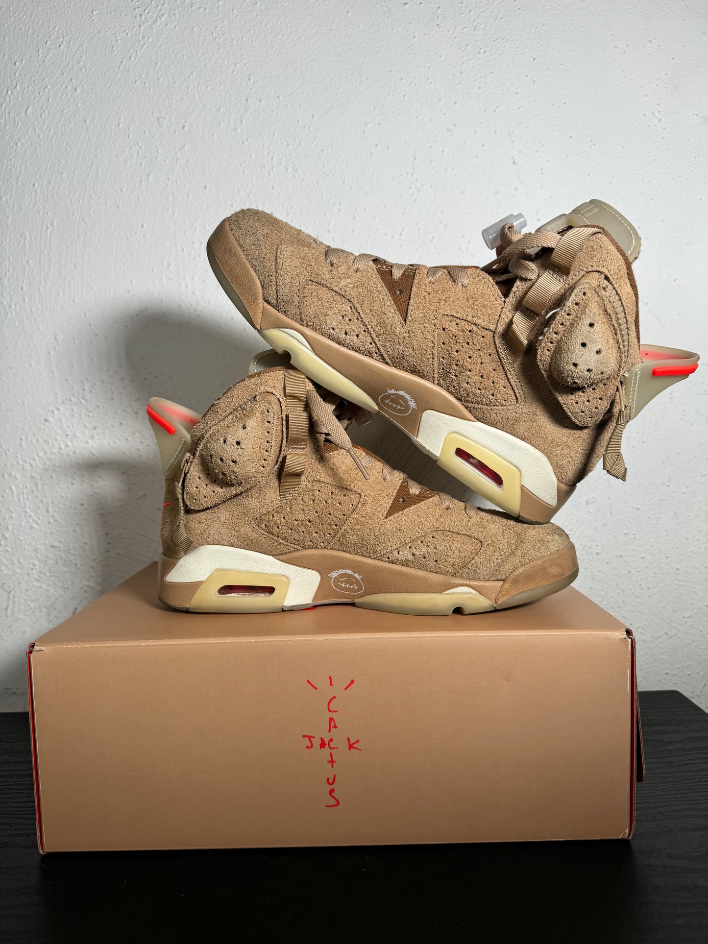 JORDAN 6 TRAVIS KHAKI (USED)