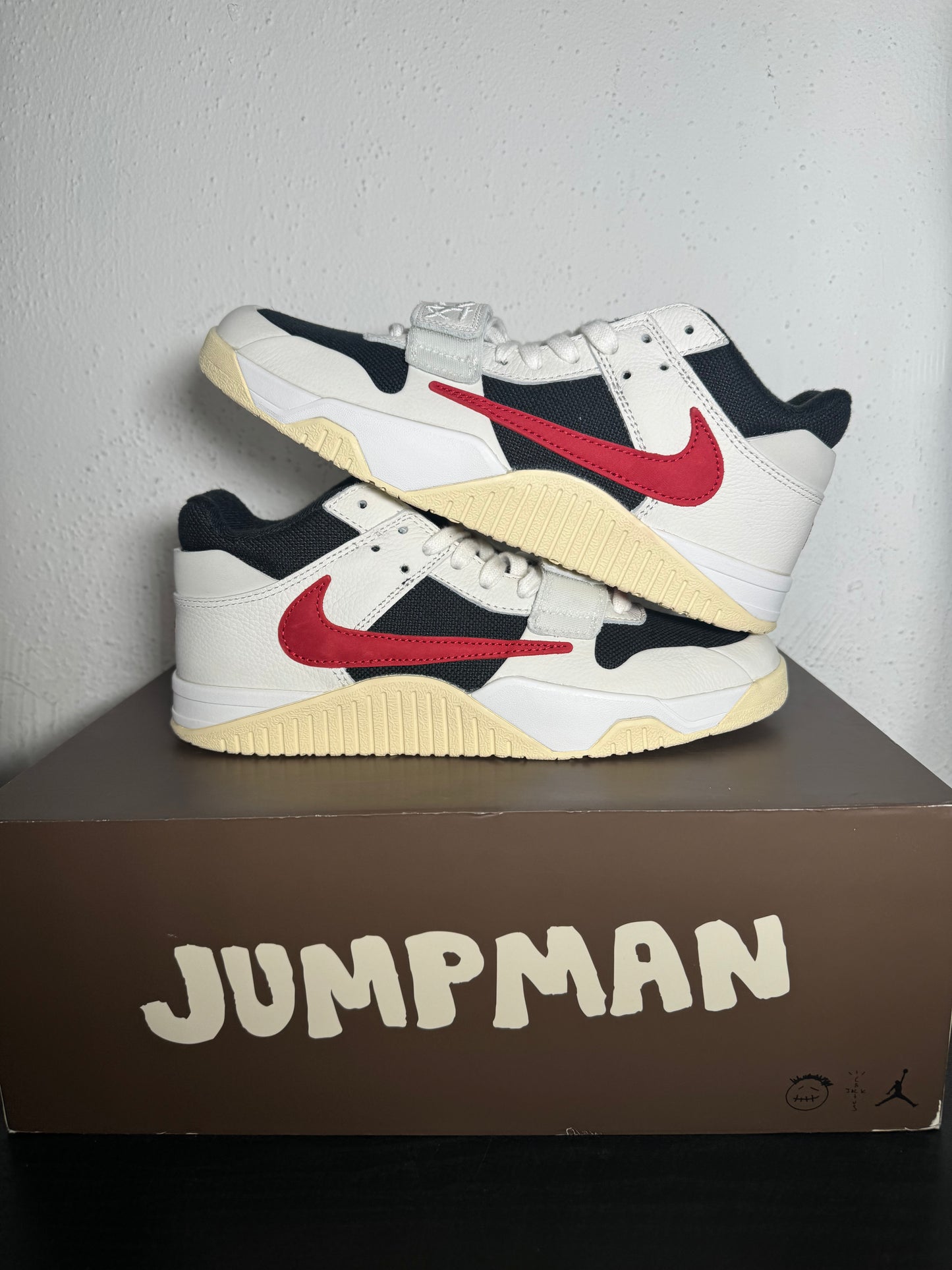 JORDAN JUMPMAN JACK TRAVIS SCOTT UNIVERSITY RED
