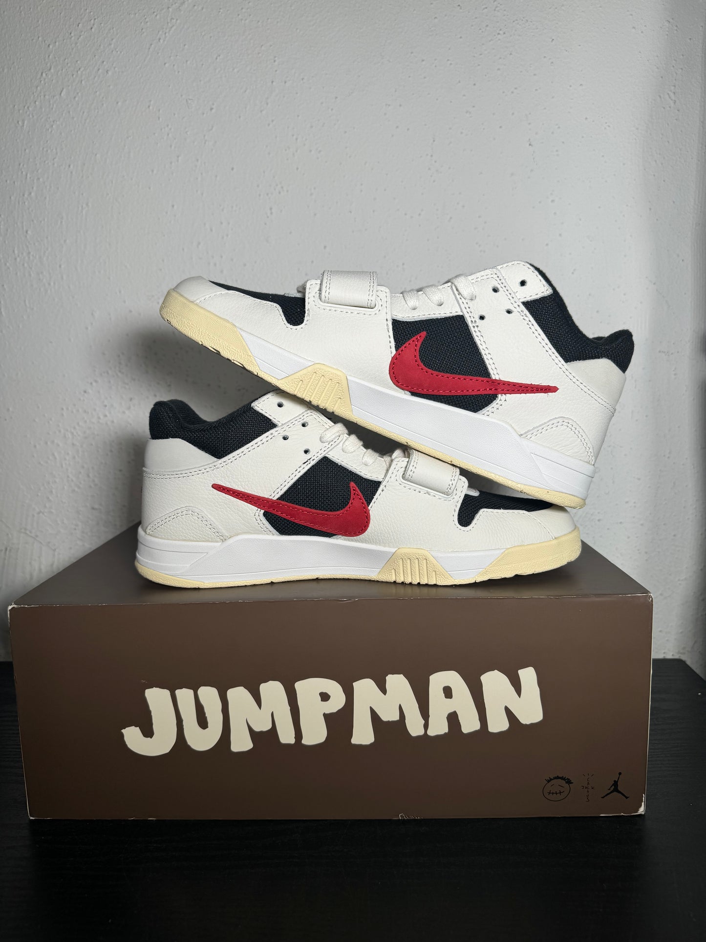 JORDAN JUMPMAN JACK TRAVIS SCOTT UNIVERSITY RED