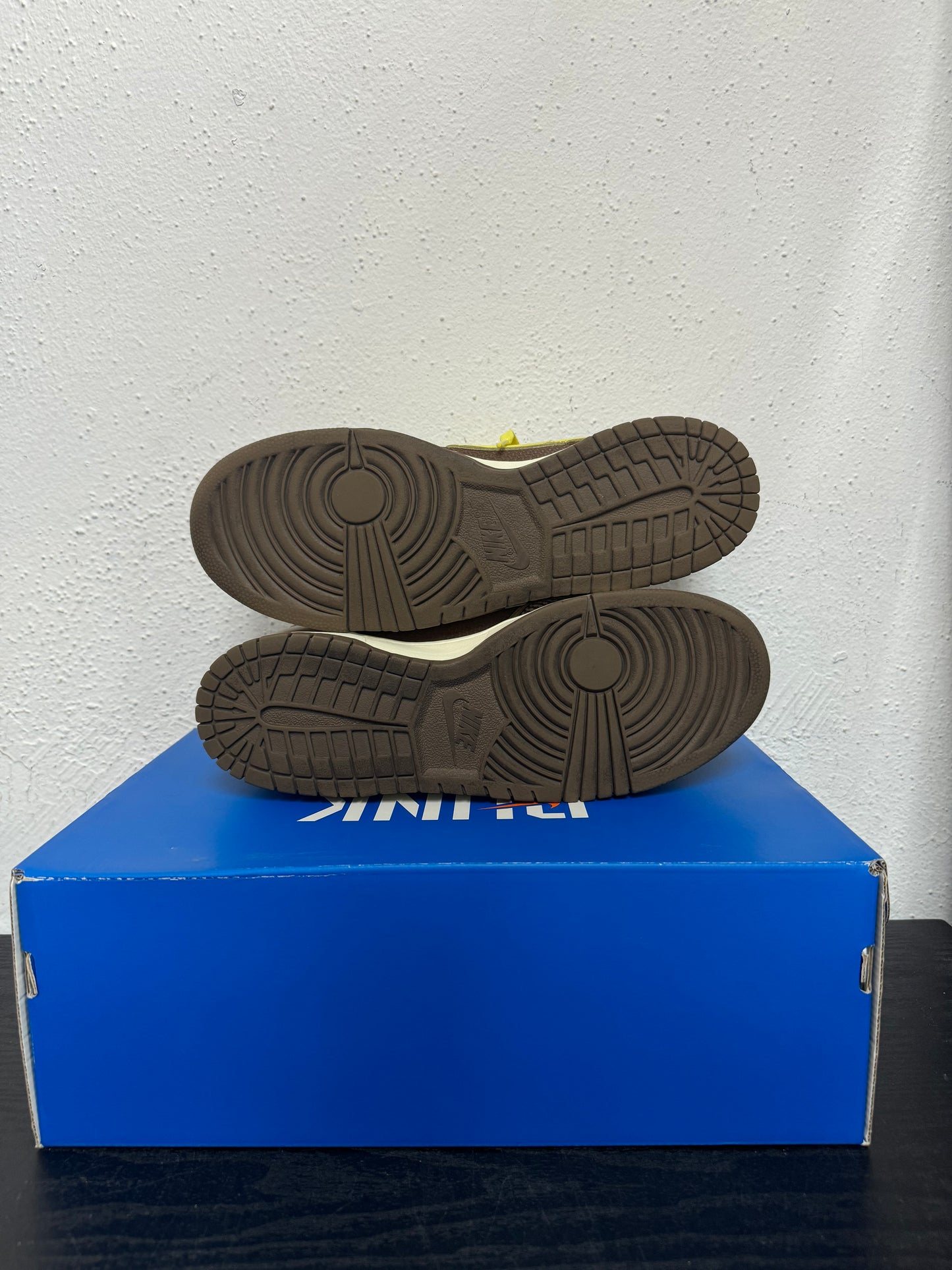 DUNK LOW UNDEFEATED CANTEEN (USED)