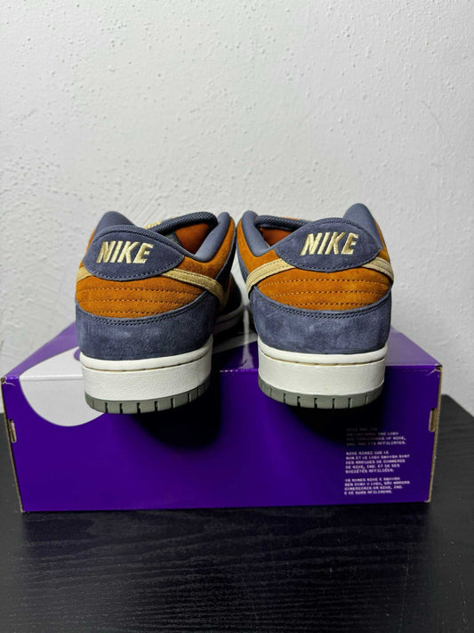 DUNK LOW SB CARBON MONARCH