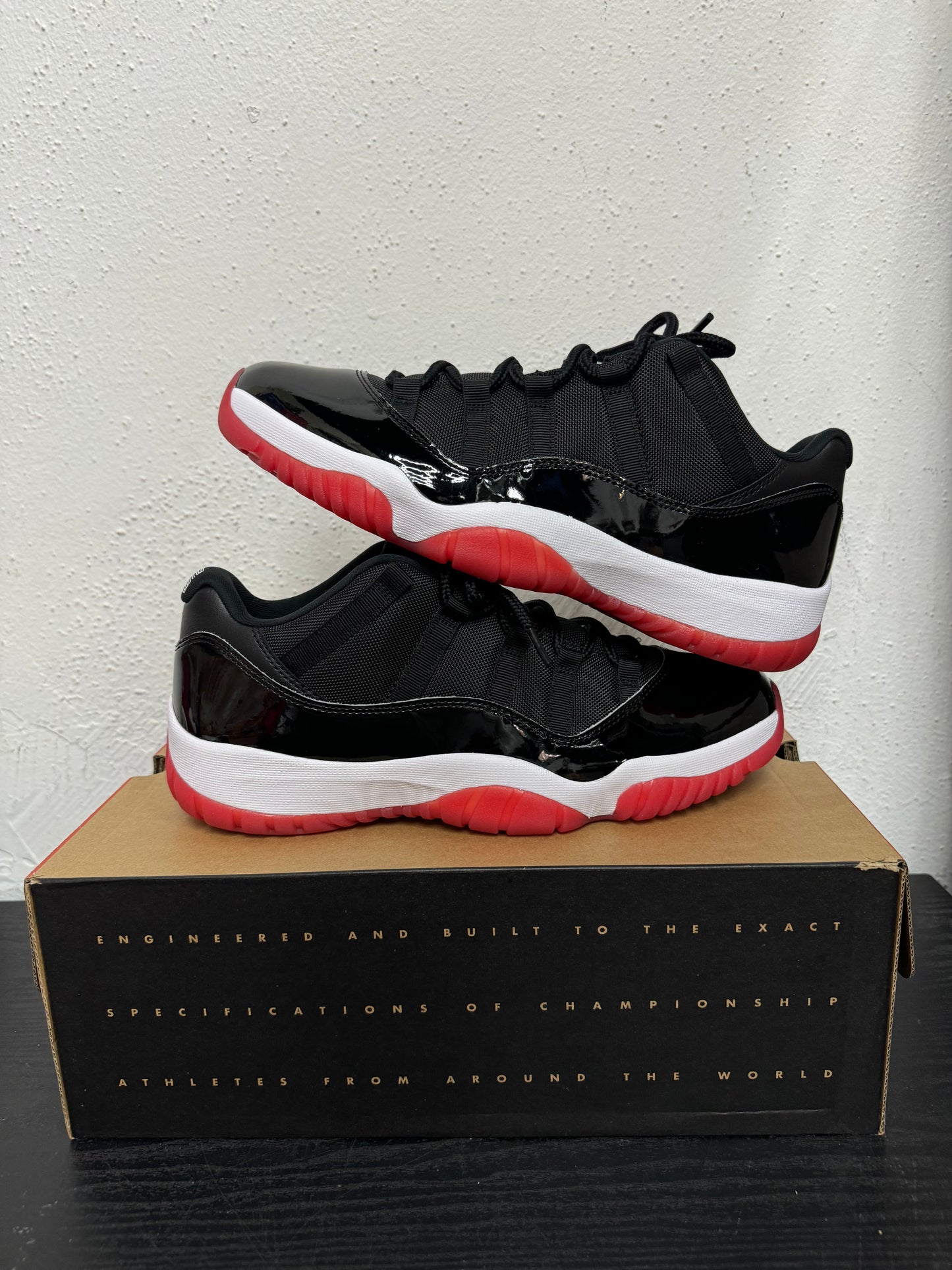JORDAN 11 LOW BRED
