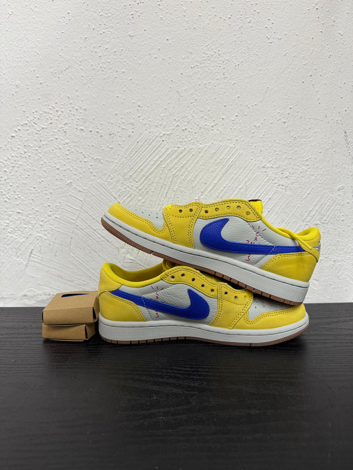 JORDAN 1 LOW TRAVIS SCOTT CANARY YELLOW (NB)