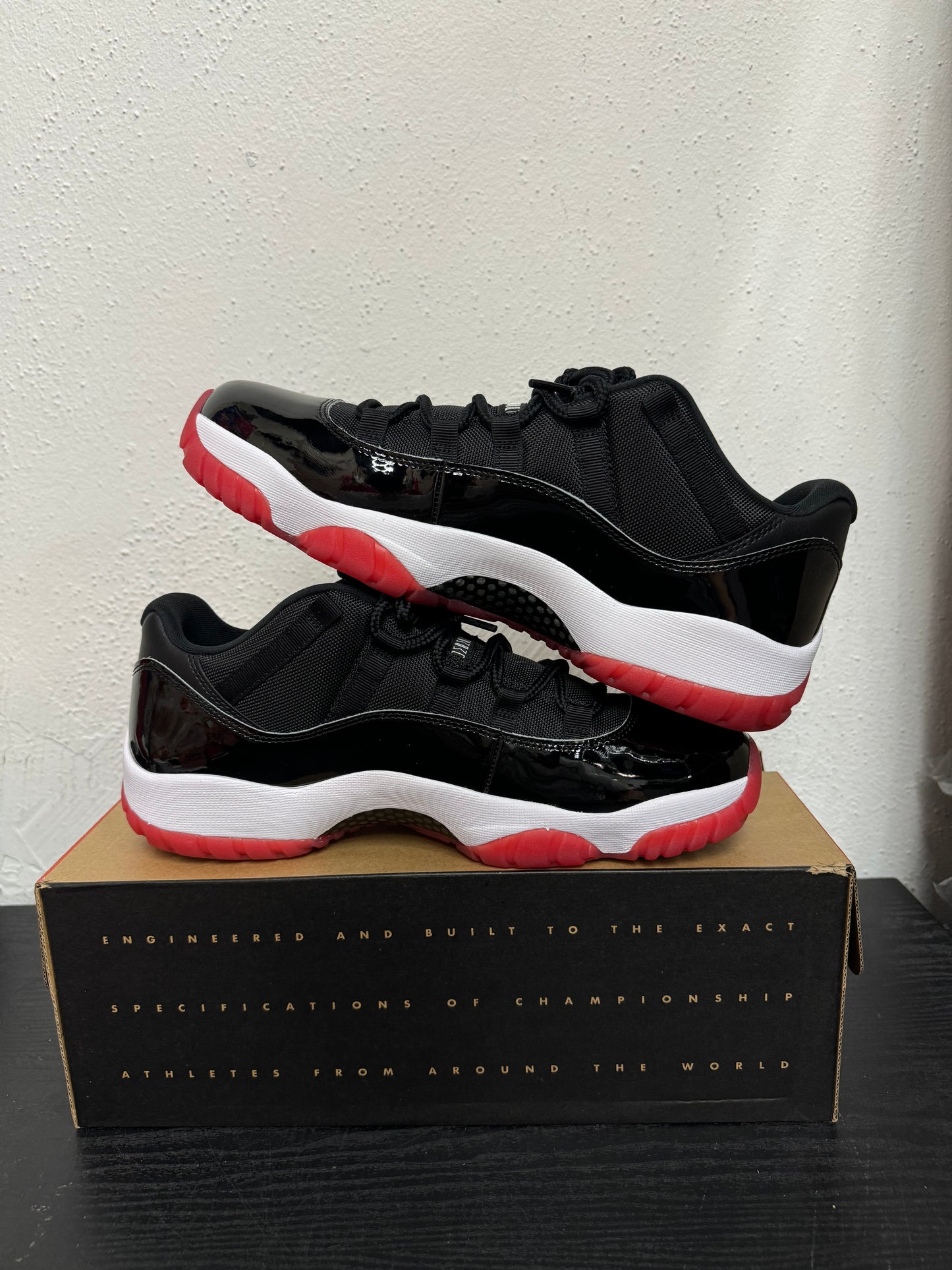 JORDAN 11 LOW BRED
