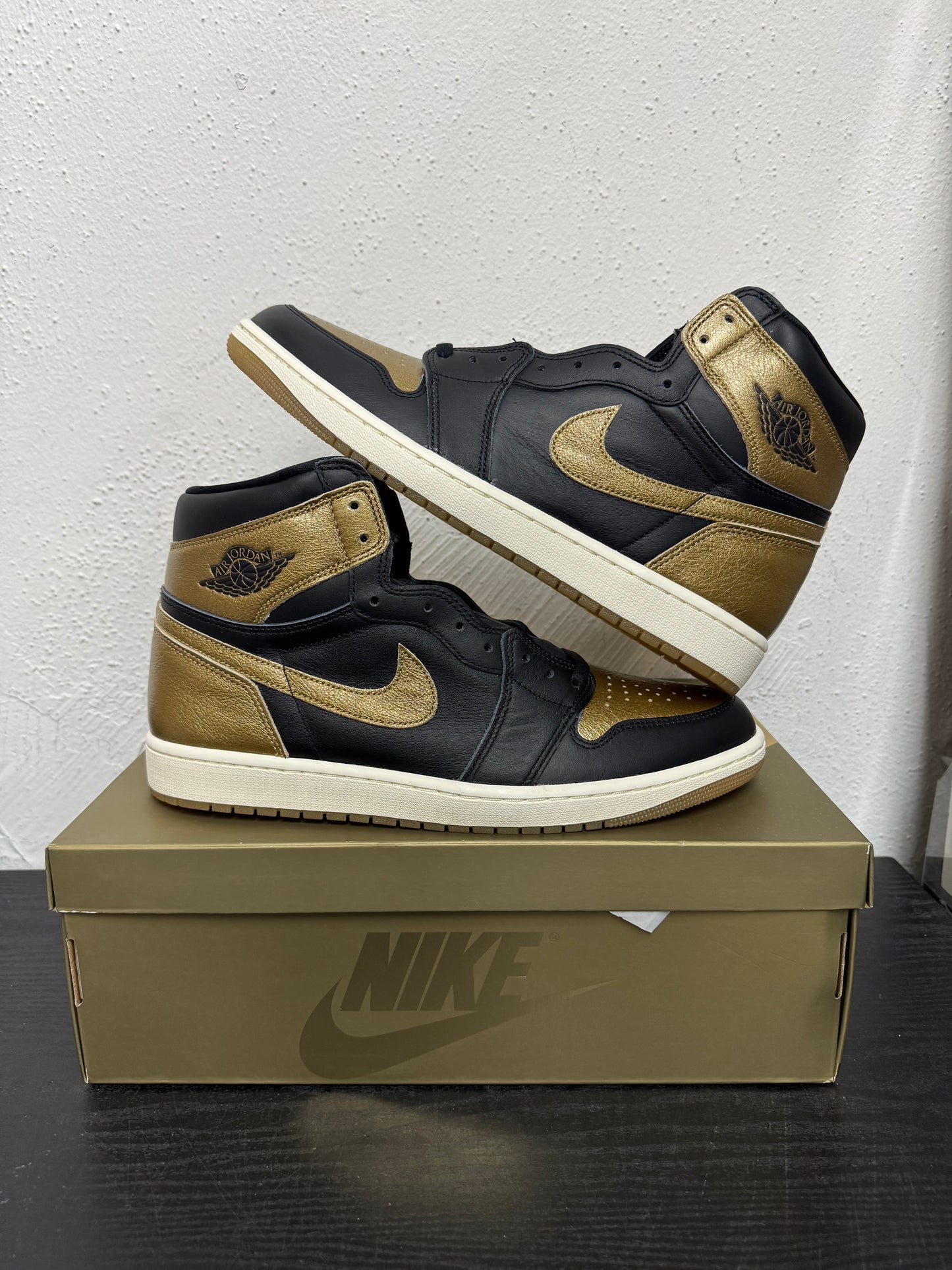 JORDAN 1 BLAKC METALLIC GOLD