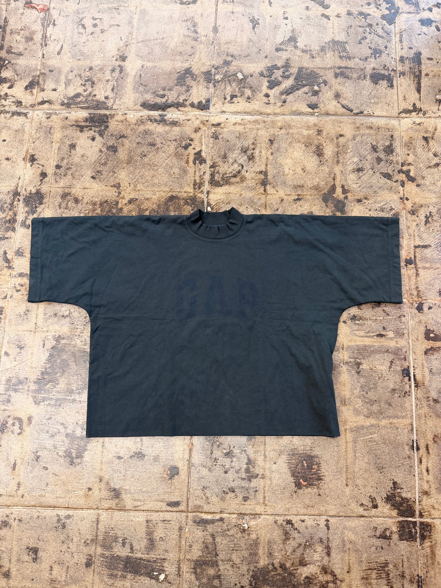YEEZY GAPE BLACK TEE
