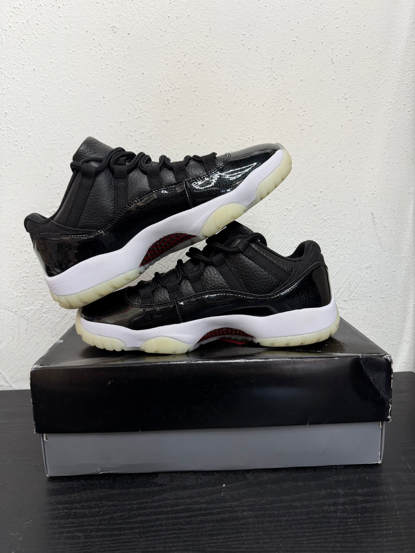 JORDAN 11 LOW 72-10 (USED)